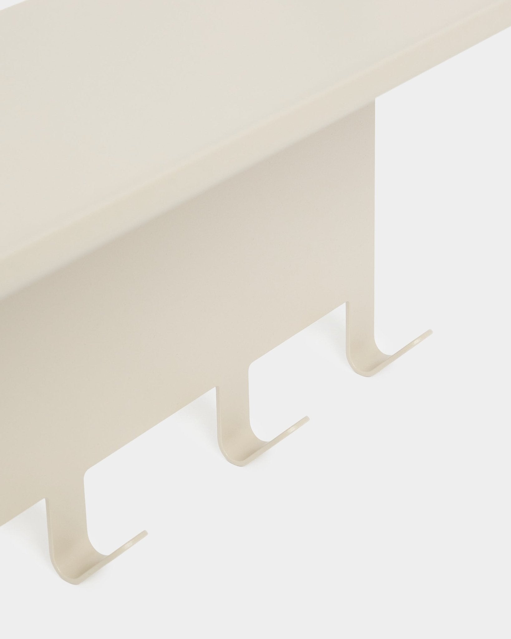 Nell | klädhängare / BM1 från WoodUpp, beige pulverlackerad steel, 63,5 x 24 cm med tre nedåtriktade krokar. Visad mot en enkel vit bakgrund.