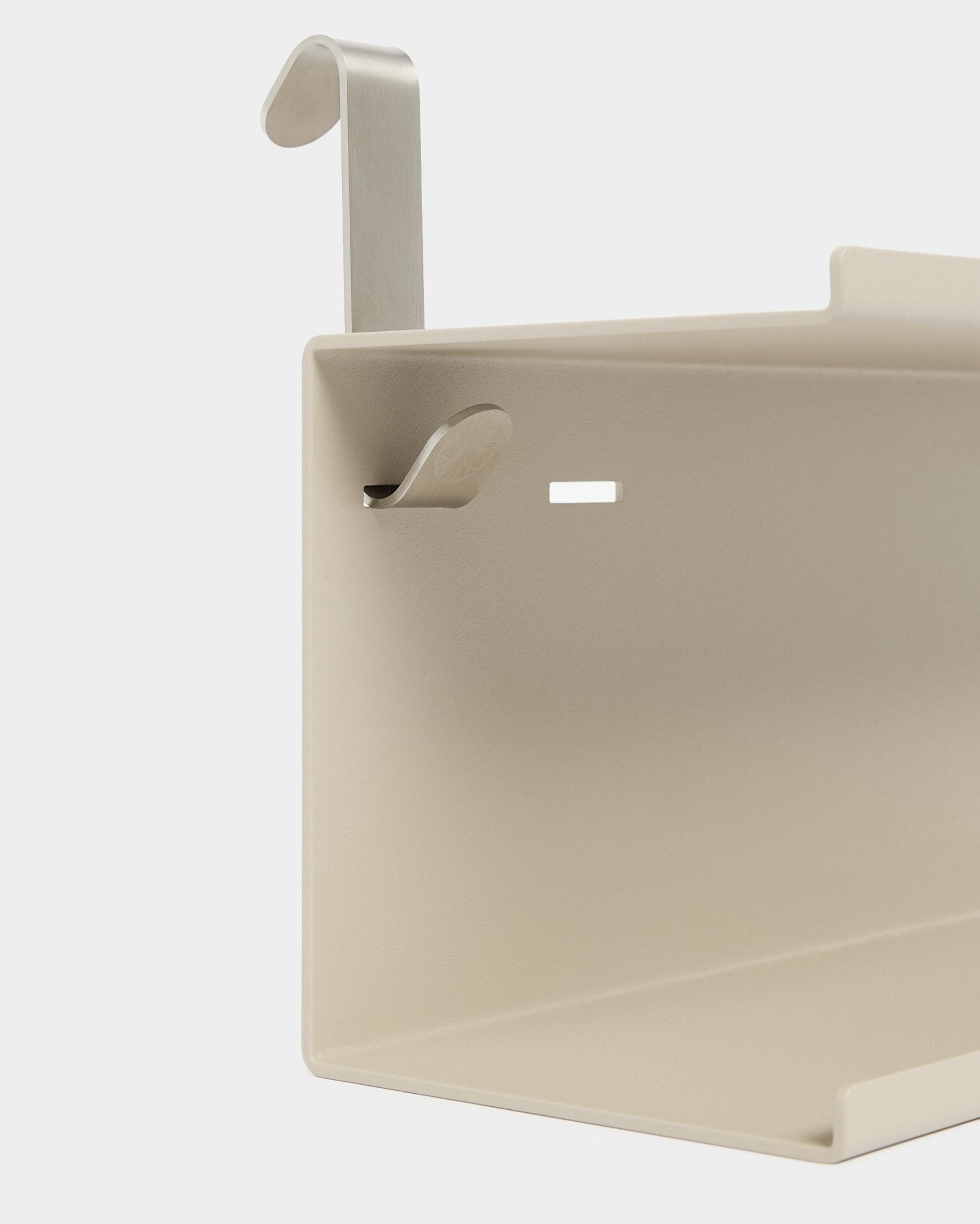Närbild av WoodUpp Nell Double Metal Shelf BM1 i beige (63,5 cm), med två silverkrokar, visad mot en vit bakgrund.