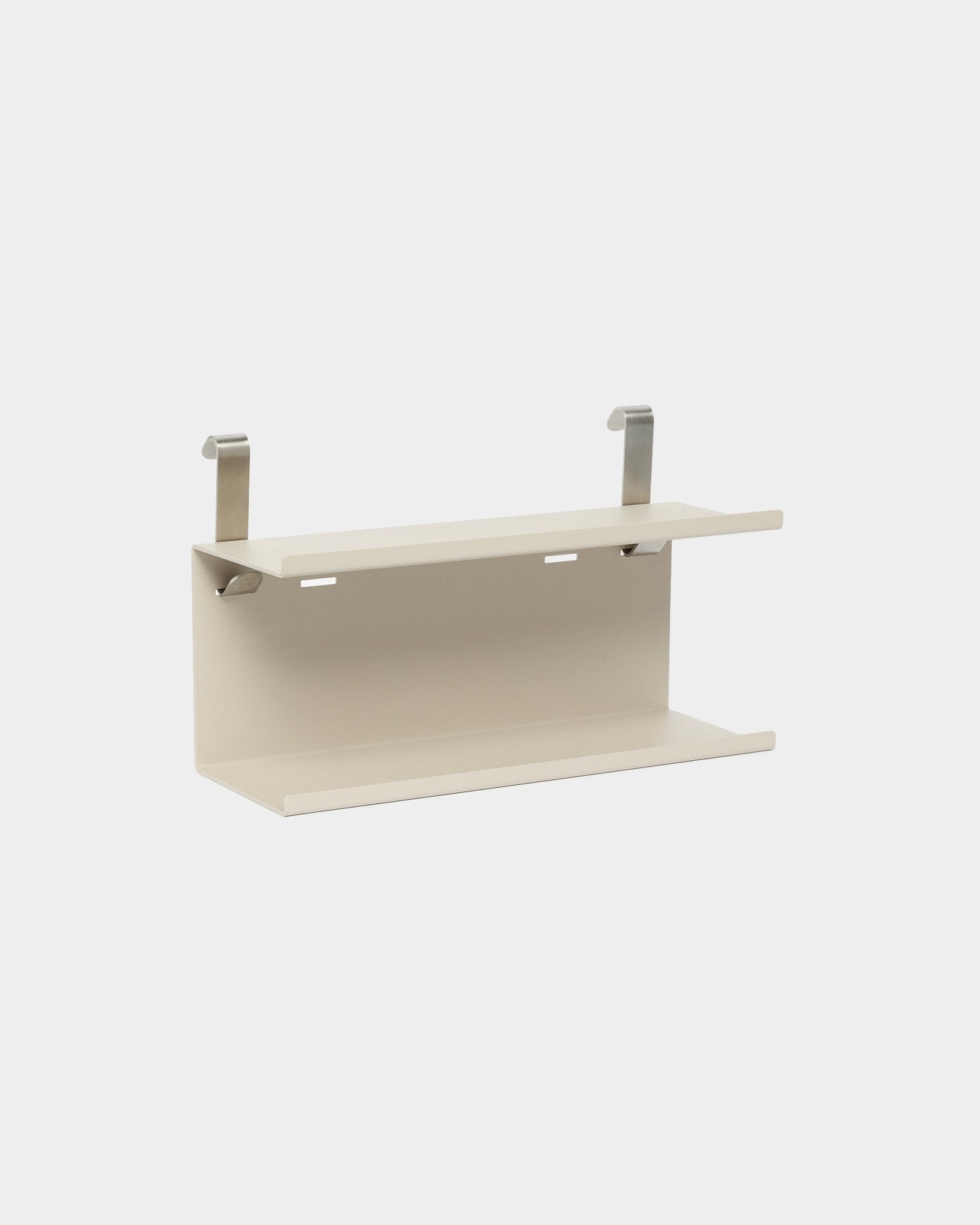 Beige WoodUpp Double Metal Shelf BM1, 31,7 cm, med silverfärgade konsoler; en kompakt förvaringsaccessoar framtagen för användning med Akupanel akustikpaneler.