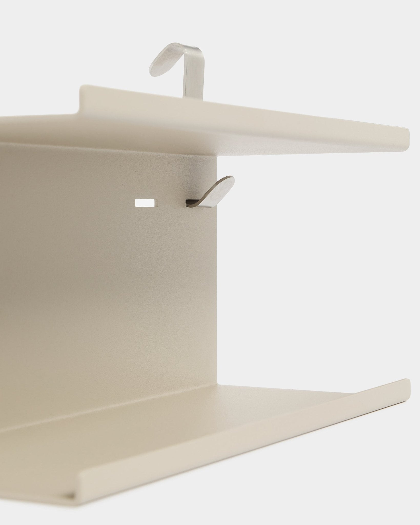 WoodUpp Create Double Metal Shelf BM1 i beige, 31,7 cm, med två silverfärgade krokar och design i två nivåer, visad mot en vit bakgrund.