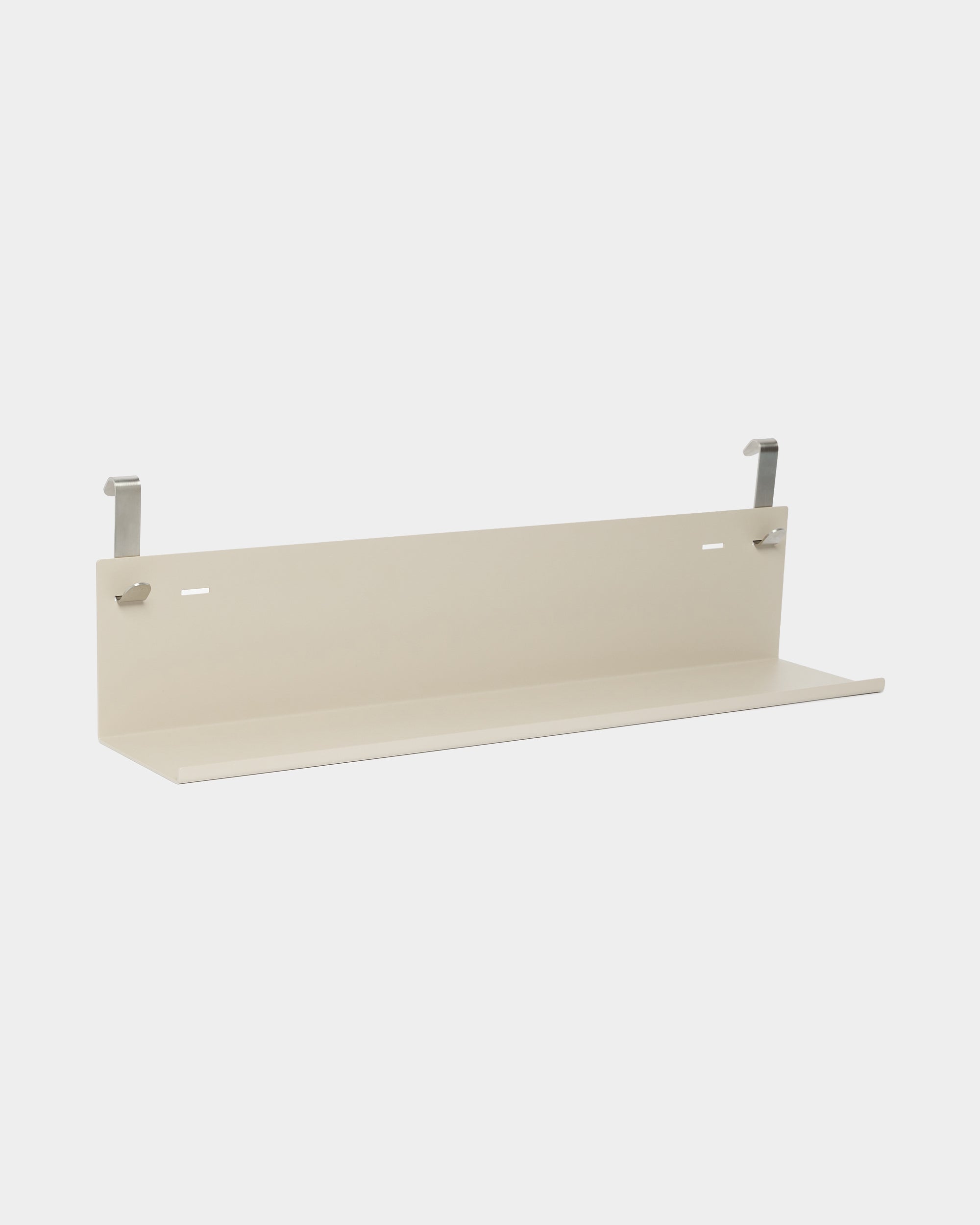 WoodUpp Nell metallhylla BM1 i beige, 63 x 13,4 cm, plan botten med två metallkonsoler, pulverlackerad steel, visad mot en enkel vit bakgrund.