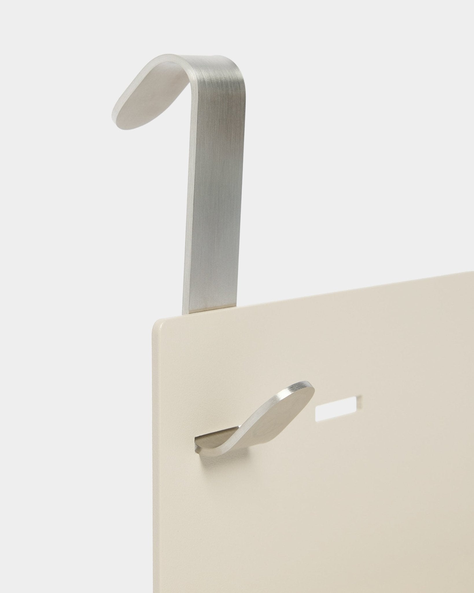 Nell metallhylla/BM1 från WoodUpp i beige (63x13,4 cm) inkluderar en silverfärgad metallkrok och en extra small krok, utformad för användning med justerbara akustikpaneler.