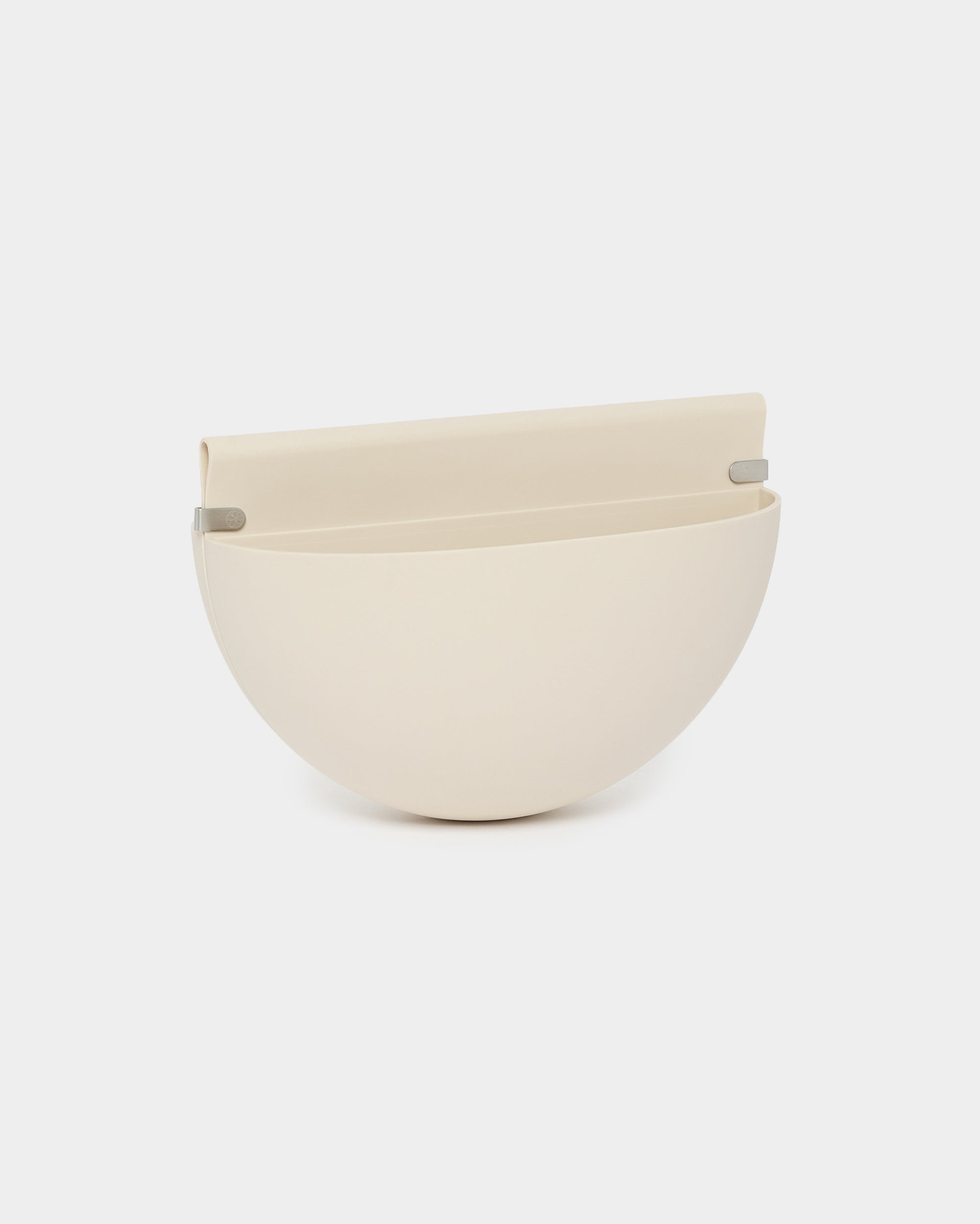 Gro | Soft Pocket / BM2 från WoodUpp, en minimalistisk väggplanteringskruka på 4 l i ljus beige med slät finish och återanvändbar TPV-ficka, utformad för att komplettera akustikpaneler.