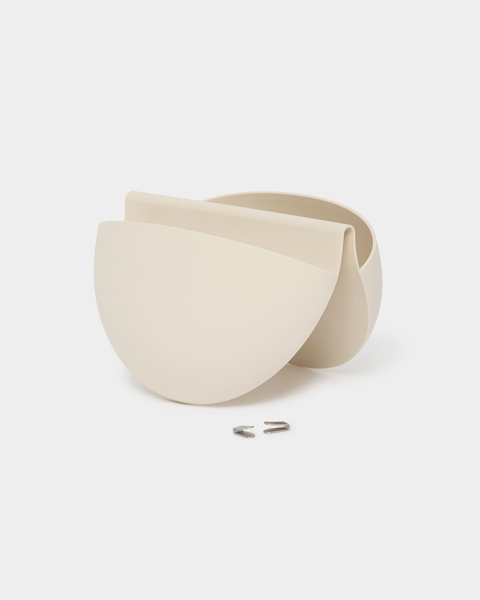 Gro | Soft Pocket / BM2 från WoodUpp är en ljus beige, halvcirkelformad väggkruka på 4 l med modern design och återanvändbar planteringsficka i TPV, kompatibel med Akupanel.