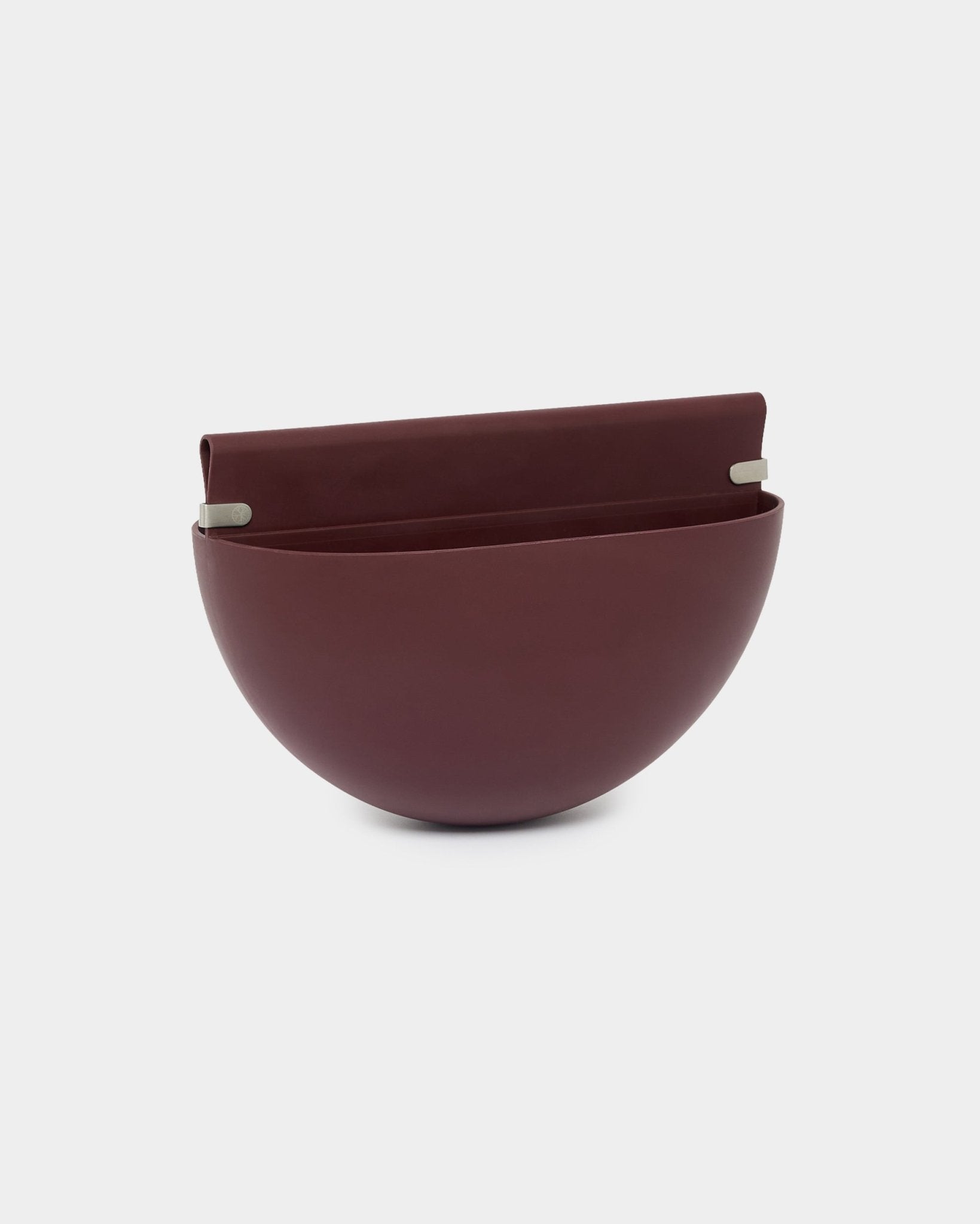 WoodUpp Gro Soft Pocket / BM2 kruka i Ox Red, med 4 l kapacitet, har en halvsfärisk form, platt baksida och två metallfästen för montering på akustikpaneler.