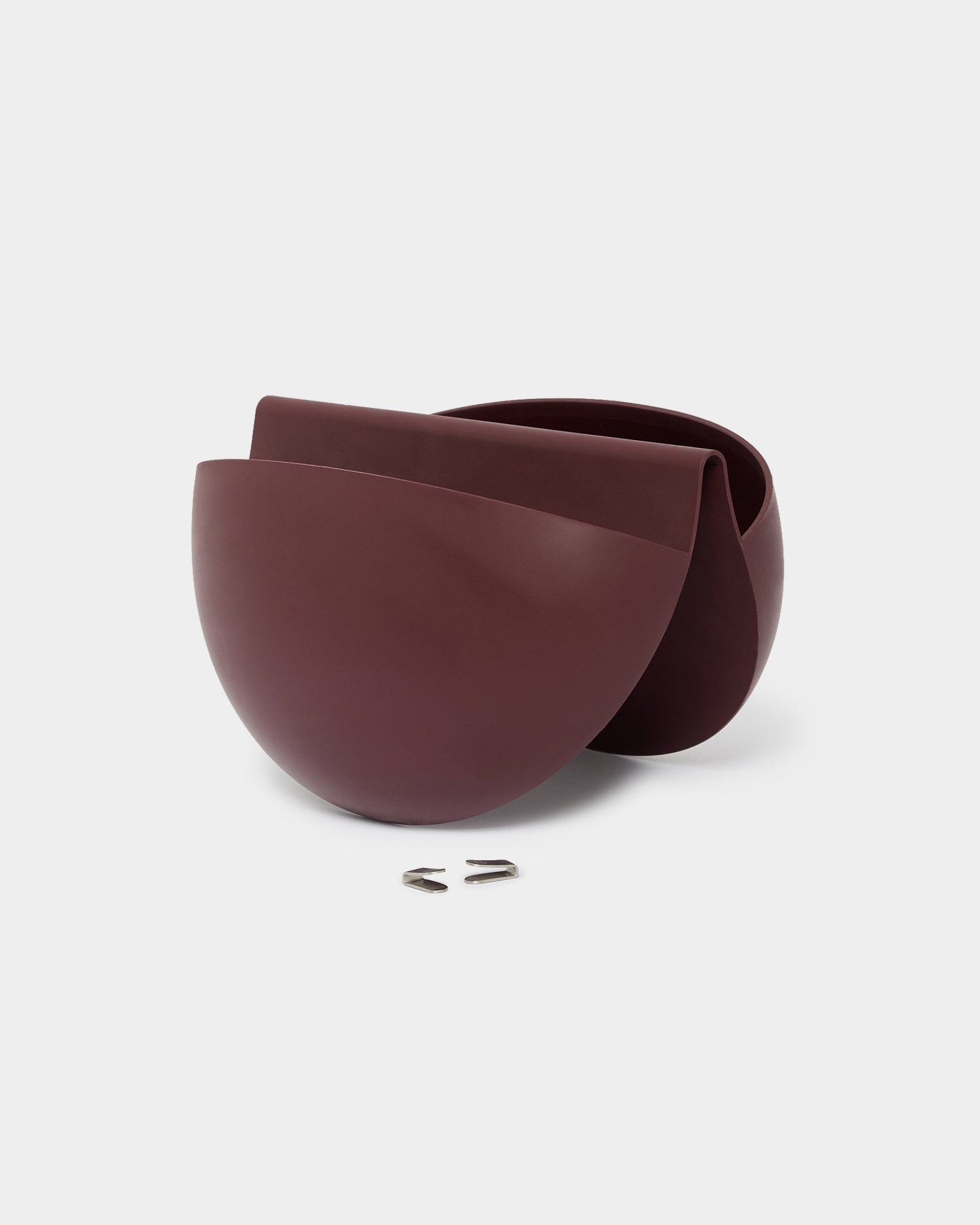 Två WoodUpp Gro Soft Pocket-krukor BM2 i Ox Red med 4 l kapacitet står sida vid sida, båda utrustade med en väggkrok i metall för montering på akustikpaneler.