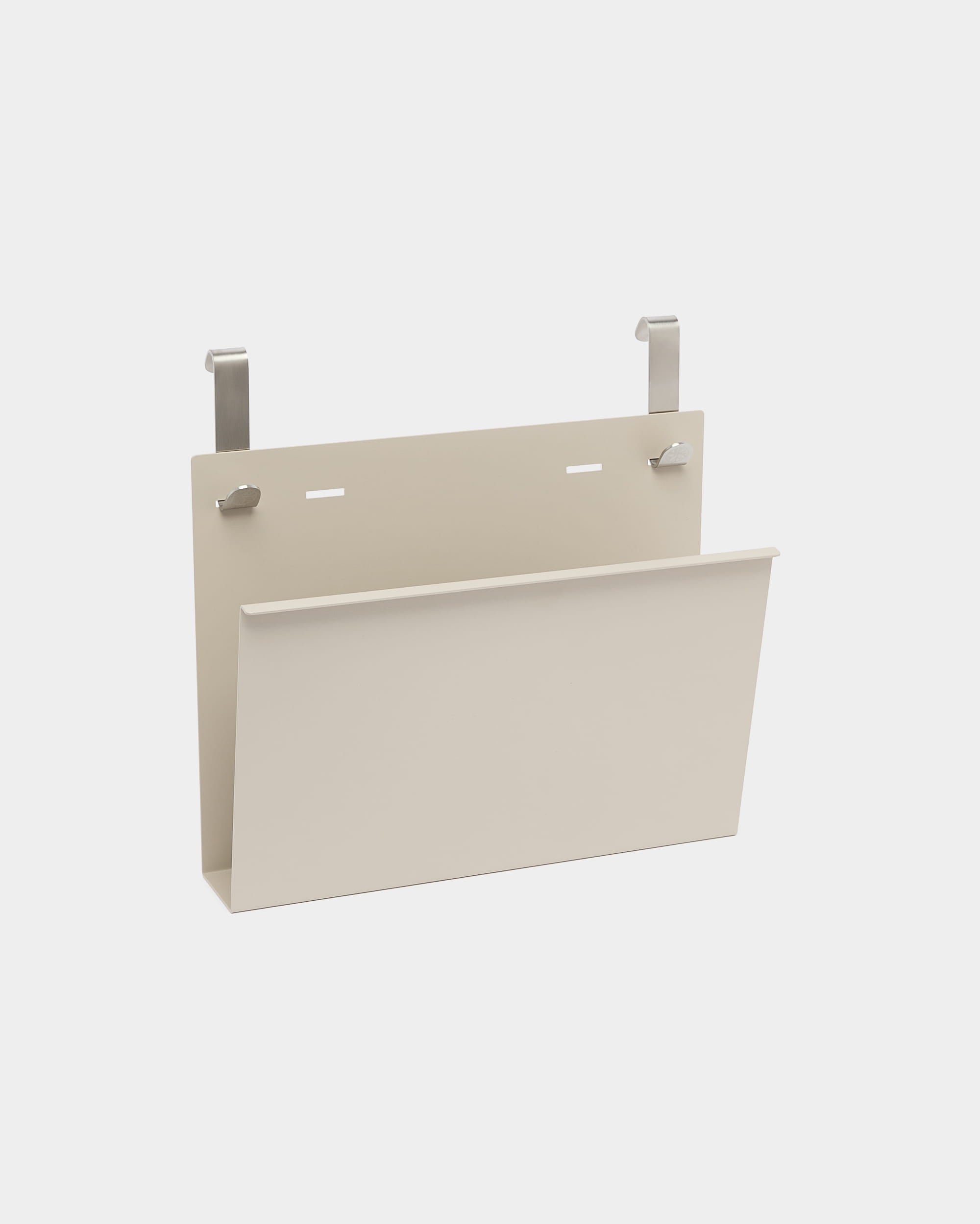 Nell Magazine Storage från WoodUpp är en beige pulverlackerad steel hållare med två silverkrokar för upphängning på Nordic akustiska rumsavdelare eller skiljeväggar.