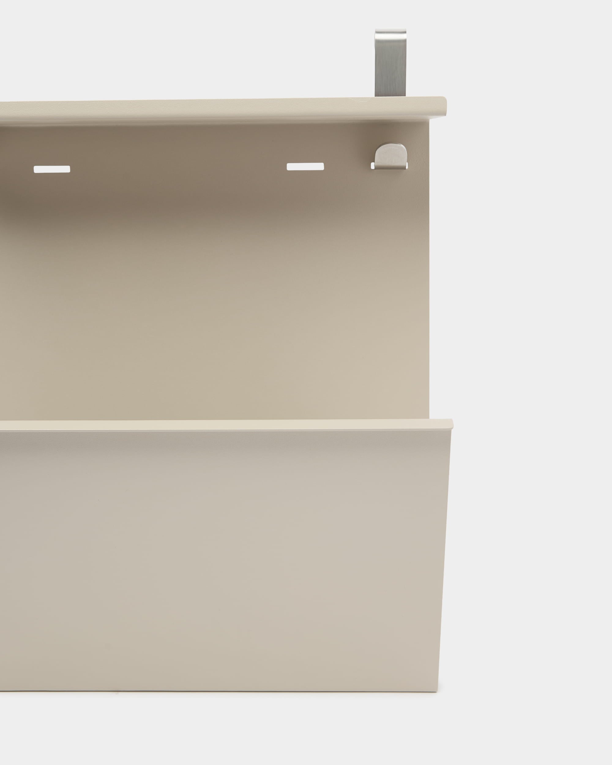 Nell skoförvaring från WoodUpp är en beige steel väggmonterad organisatör med hylla, fack och krok för att förvara skor eller organisera small saker.