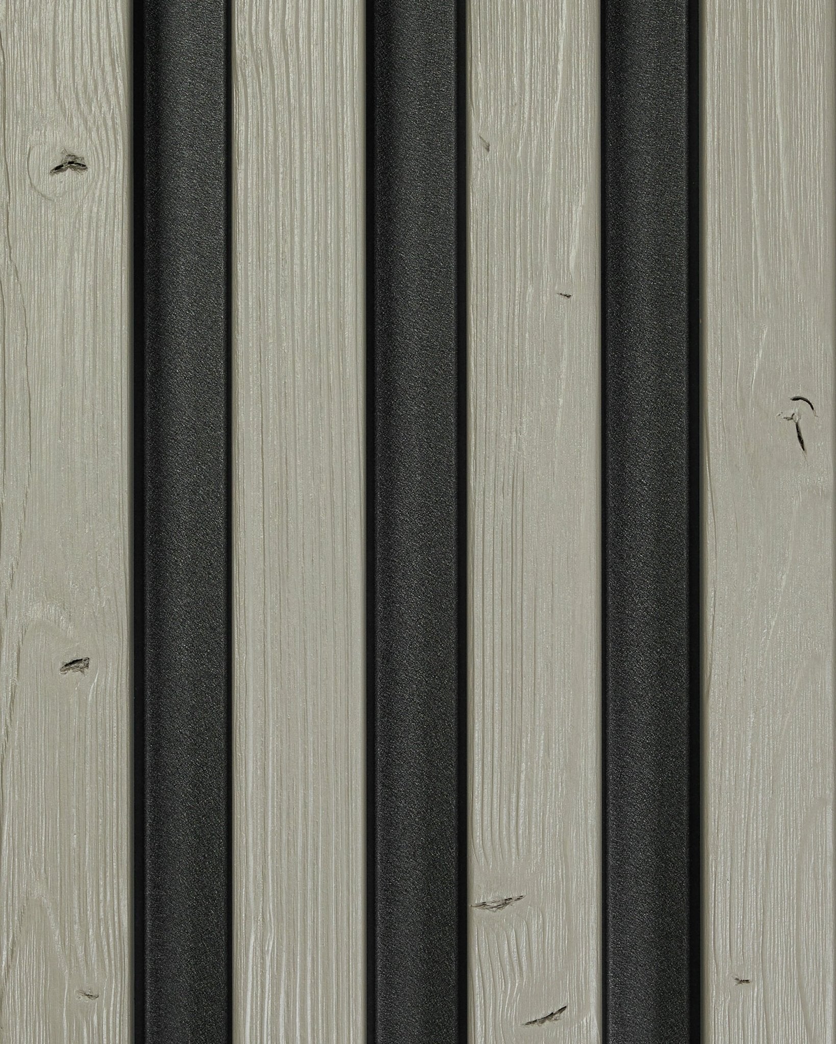 Aluwood-prov Grey (45,7 x 27 cm fasadpanel) från WoodUpp; grå träribbor med metallister i vertical black skapar en modern, taktil yta utomhus.