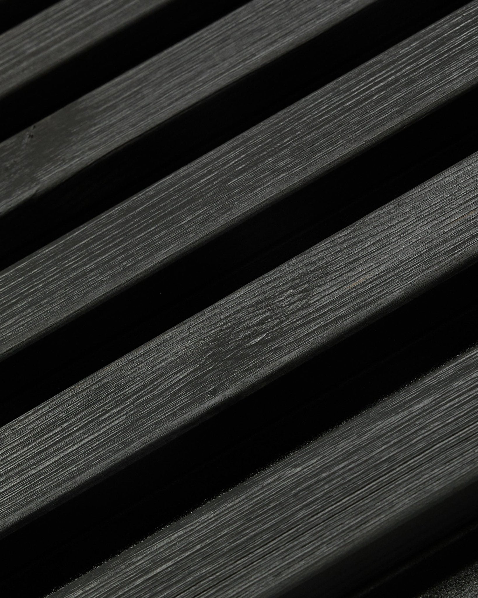 Aluwood fasadpanel för utomhusbruk från WoodUpp, Thermowood i black finish, 240 x 45,1 cm, med diagonala ribbor i nordisk gran med synlig ådring och skuggeffekt.