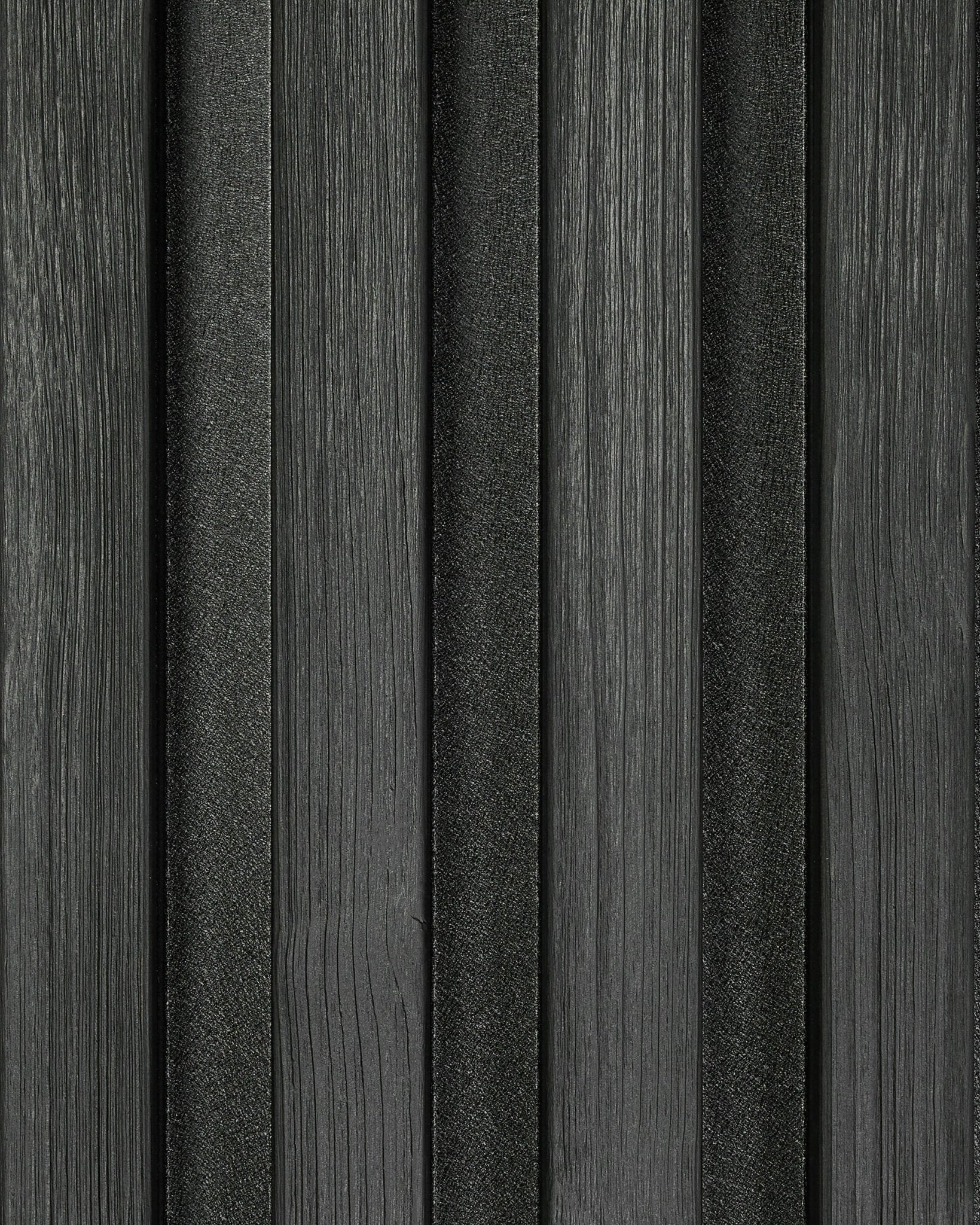 Närbild av provbit av Aluwood Black fasadpanel (45,7 x 27 cm) från WoodUpp, som visar vertikalt texturerade ribbor med ett modernt randigt mönster.
