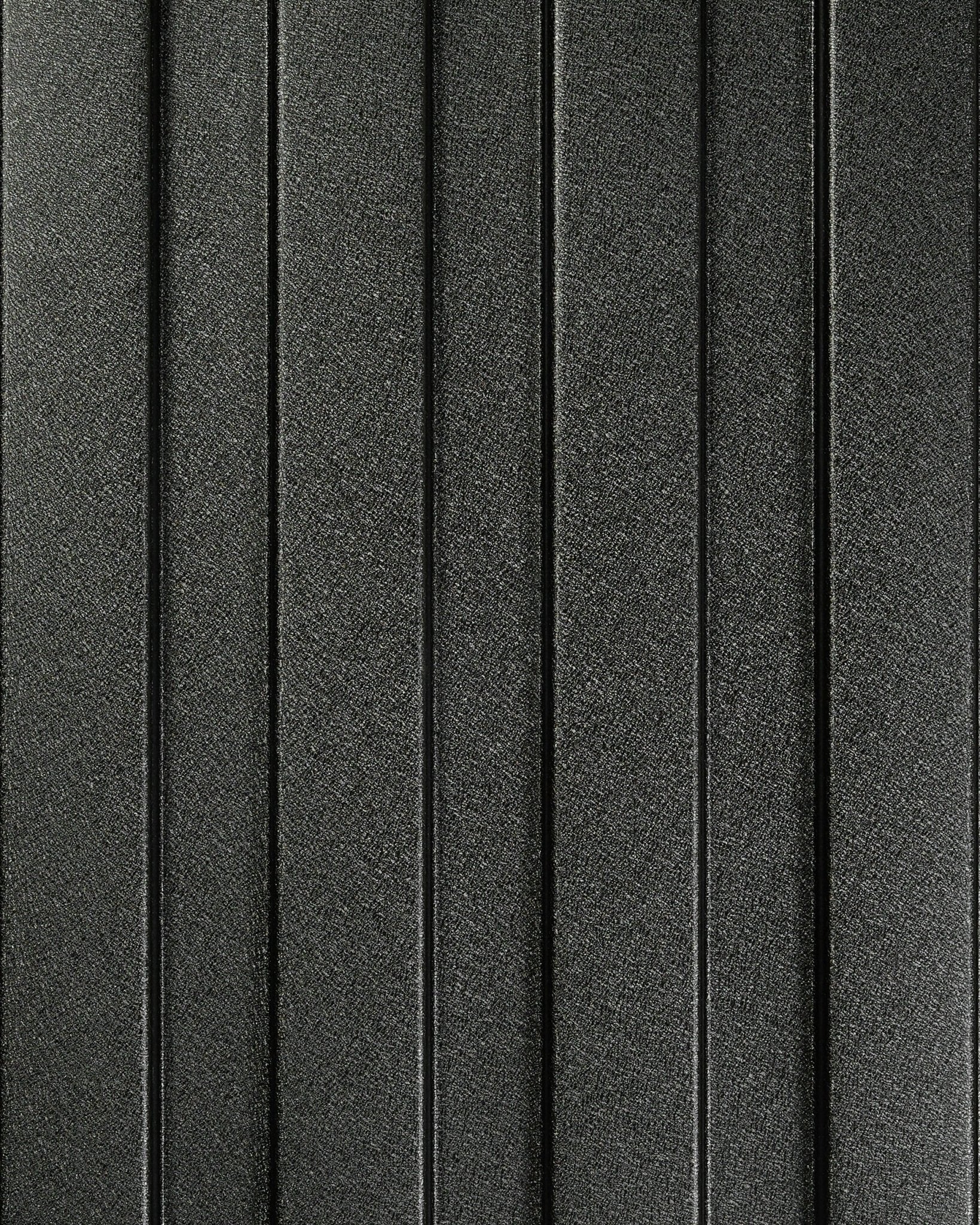Närbild av WoodUpp Aluwood fasadpanel, 240 x 45,1 cm, med strukturerad mörkgrå yta och jämnt placerade vertical upphöjda ränder för utomhusbruk.