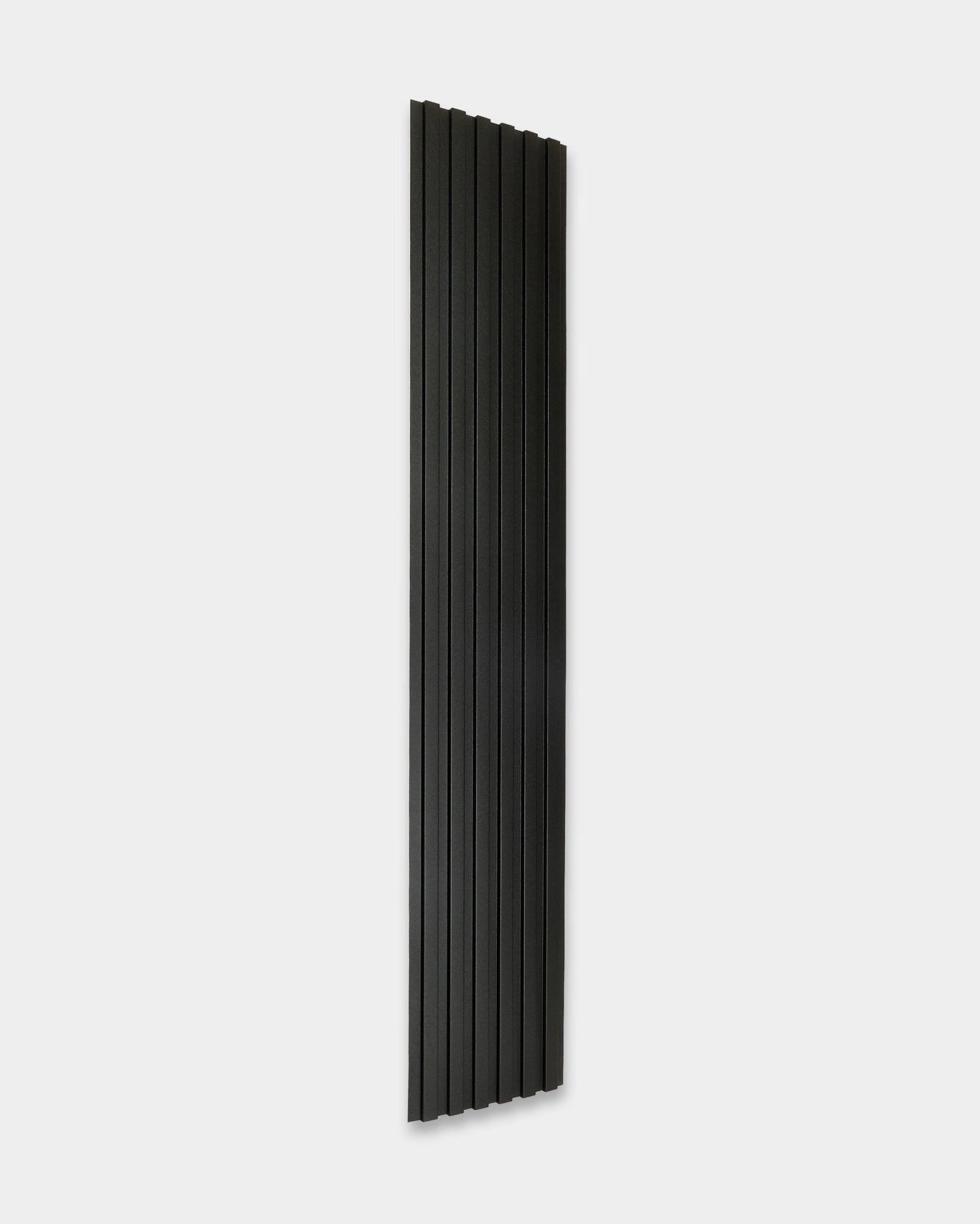 WoodUpp Aluwood fasadpanel för utomhusbruk, 240 x 45,1 cm, hög och smal med vertical black räfflor, visad mot en enfärgad vit bakgrund.