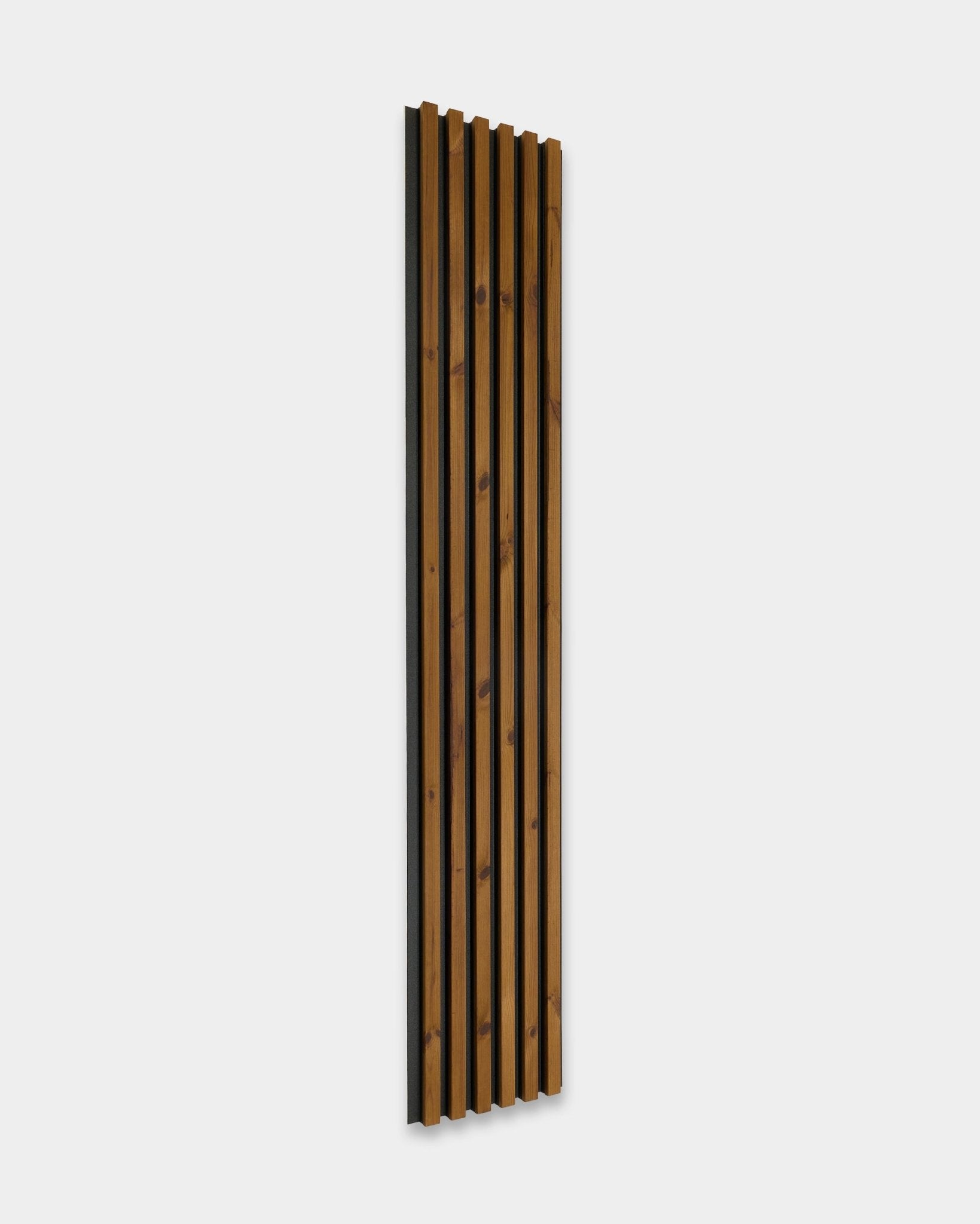 WoodUpp Aluwood fasadpanel i oljad brown, 240x45,1 cm, med värmebehandlade ribbor i nordisk gran och en mörk akustisk baksida för utomhusbruk.