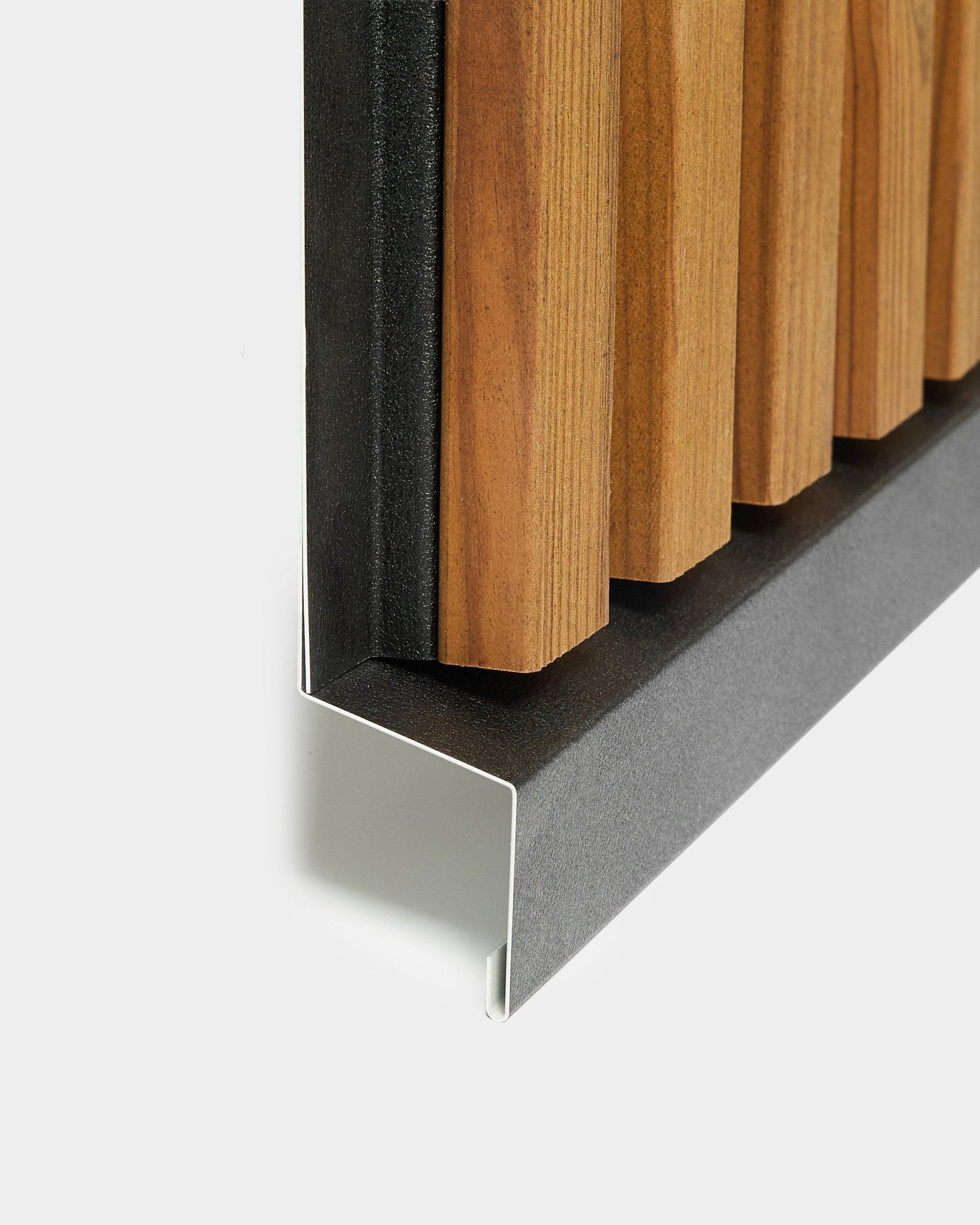 Detaljerad vy av en 240 cm WoodUpp Aluwood-fasadpanel med vertical trälameller och black metallist, en del av den nordiska utomhuskollektionen.