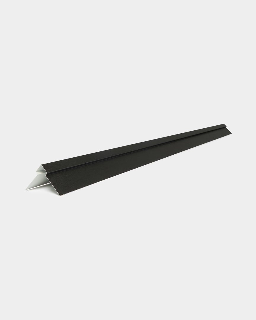 WoodUpp Aluwood 240 cm ytterhörn: black triangulär fasadpanelsprofil i aluminium med vit undersida, visad mot en enfärgad vit bakgrund.