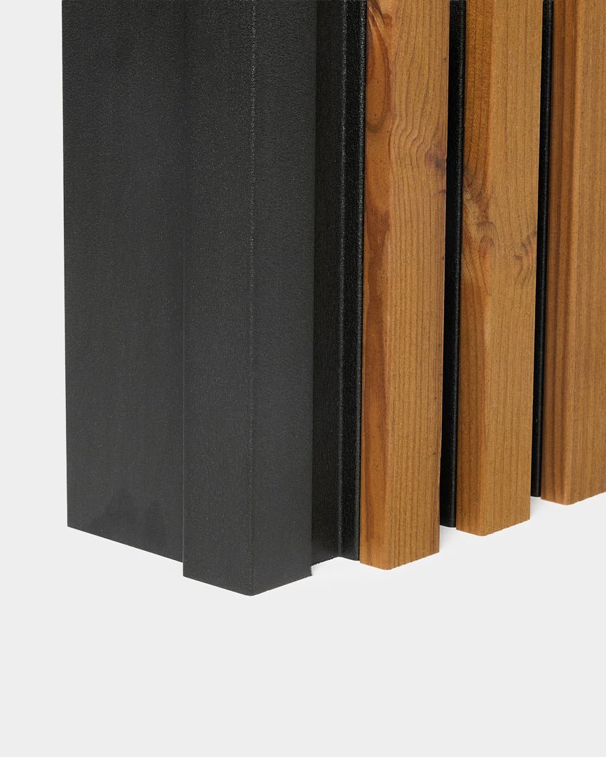 Närbild av WoodUpp Aluwood ytterhörn för fasadpanel, 240 cm, med vertical trälameller och black metallpaneler mot vit bakgrund.