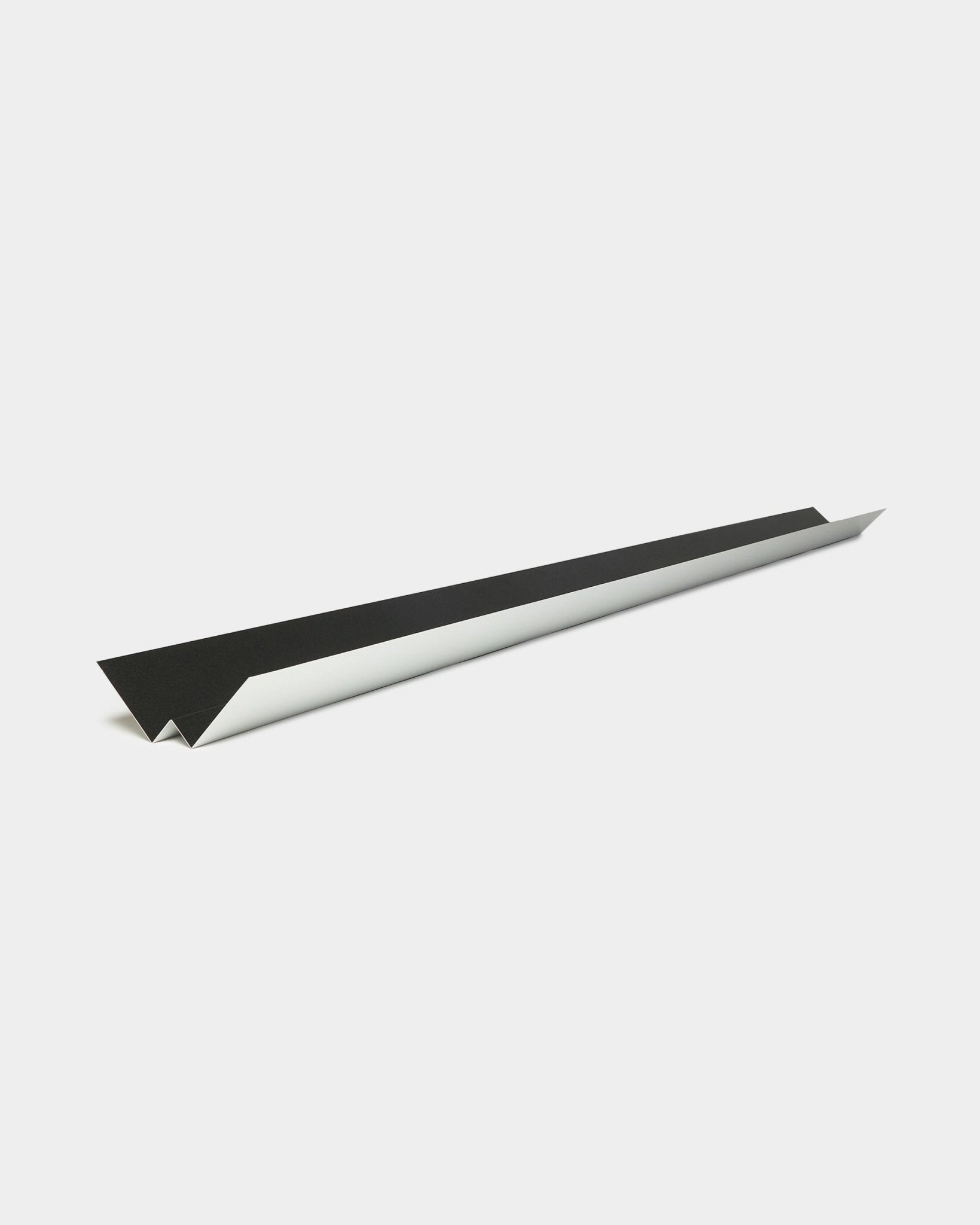 Minimalistisk black och vit pappersflygplansdesign som anspelar på de rena linjerna och den geometriska profilen hos WoodUpps Aluwood fasadpanel Inside Corner, 240 cm.