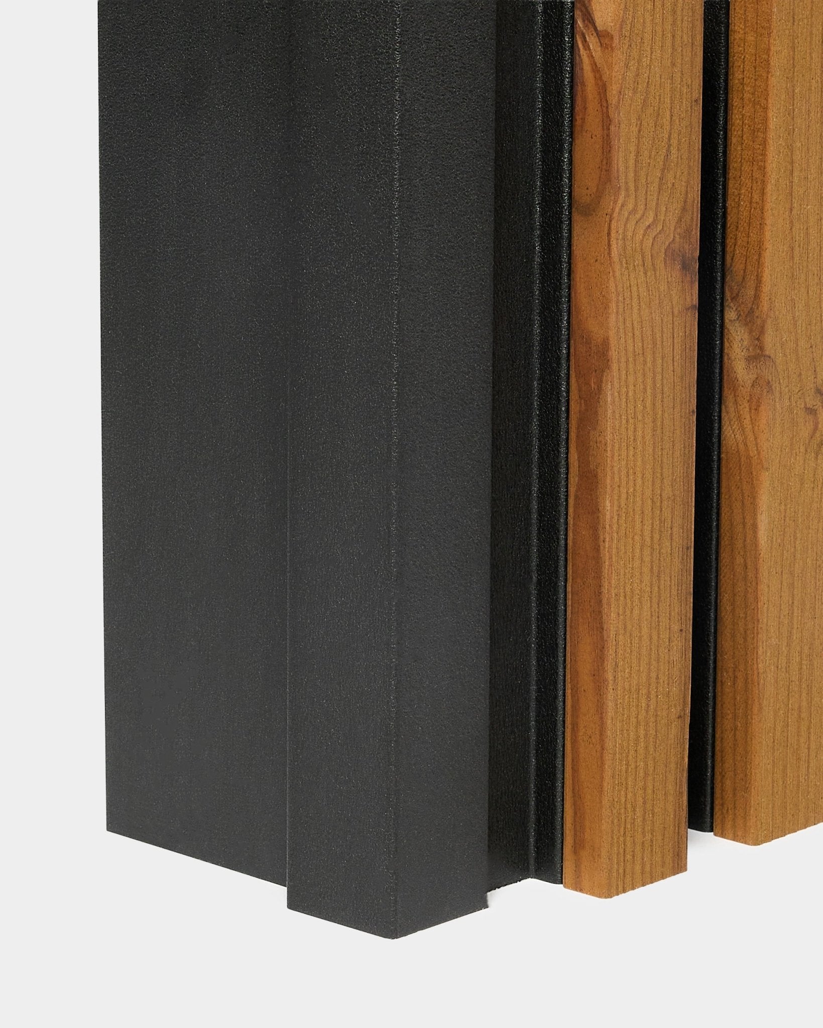 Aluwood Inside Corner fasadpanel, 240 cm, med black och träådrad pulverlackerad finish, visad mot en enkel vit bakgrund.