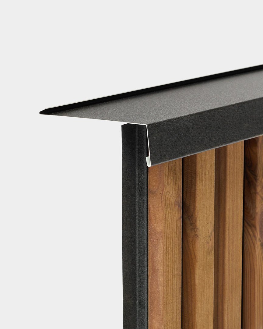 WoodUpp Aluwood fönsterbänk för fasadpanel, 240 cm, med en pulverlackerad black-kåpa utformad för att skydda utomhusstaket i trälameller mot vatteninträngning.