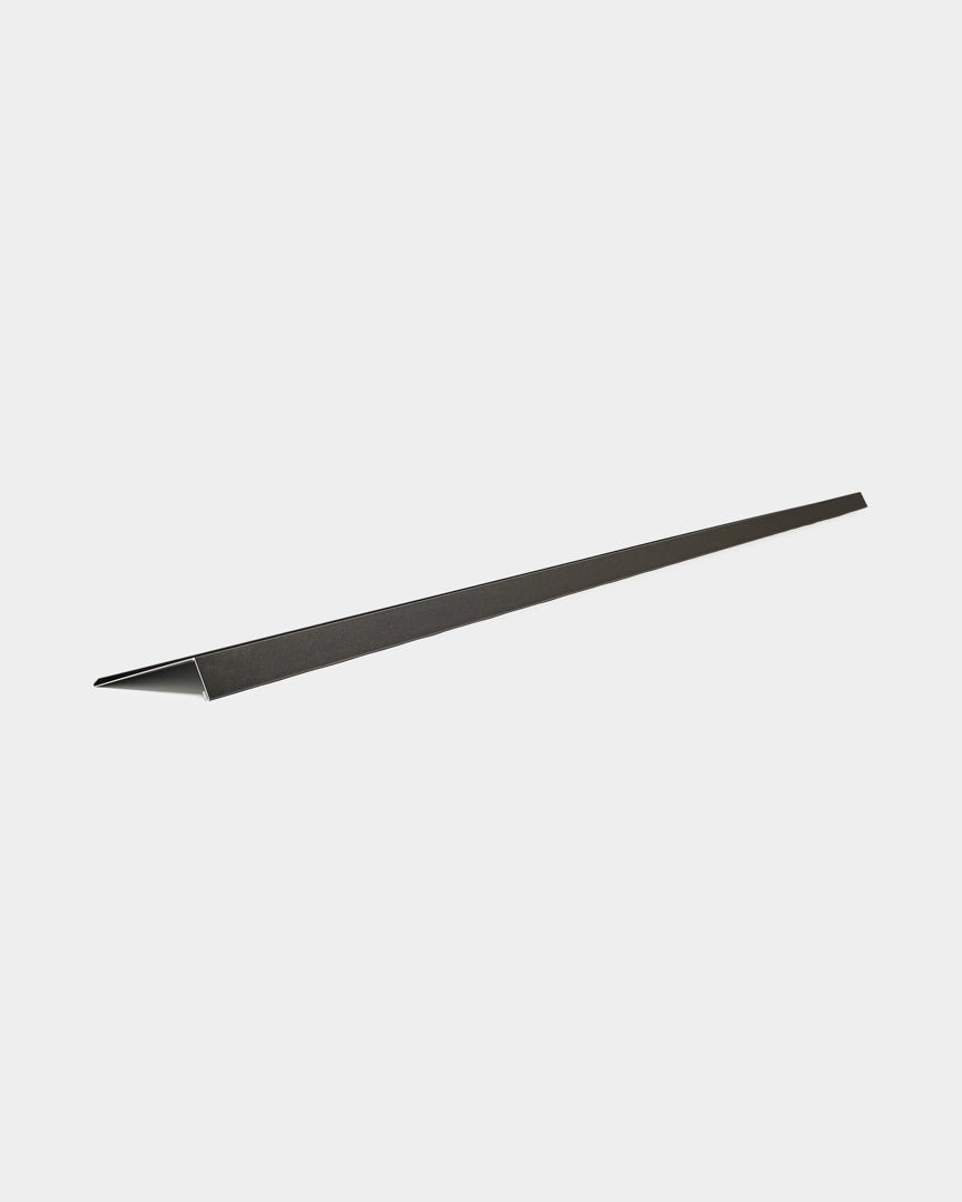 WoodUpp Aluwood fönsterbänk, 240 cm, slank pulverlackerad fasadpanel i aluminium med triangulärt tvärsnitt, visas mot vit bakgrund.