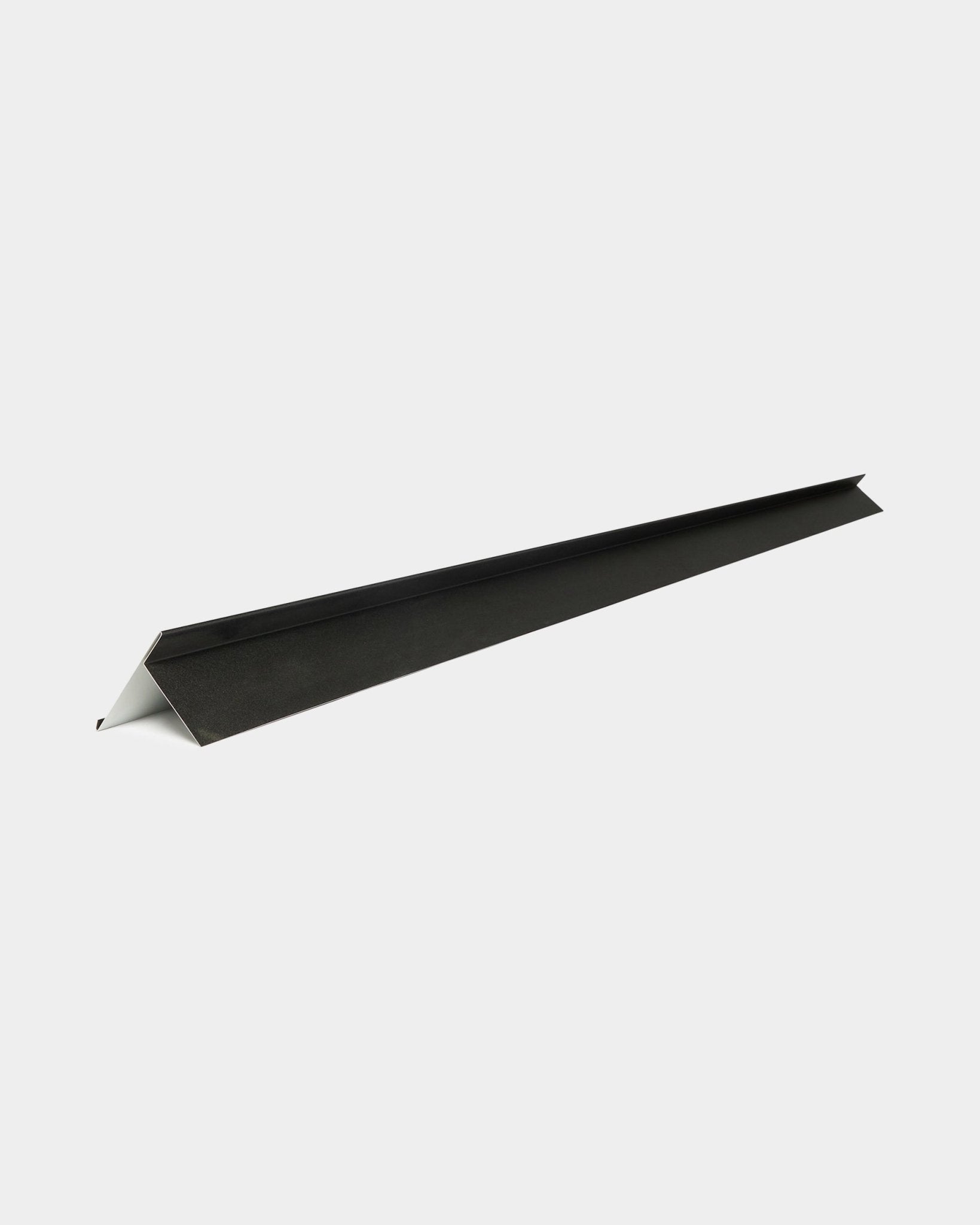 WoodUpp Aluwood täckande kantprofil, 240 cm, black aluminium med vit undersida, diagonalt placerad mot vit bakgrund. För utomhusfasadpaneler.