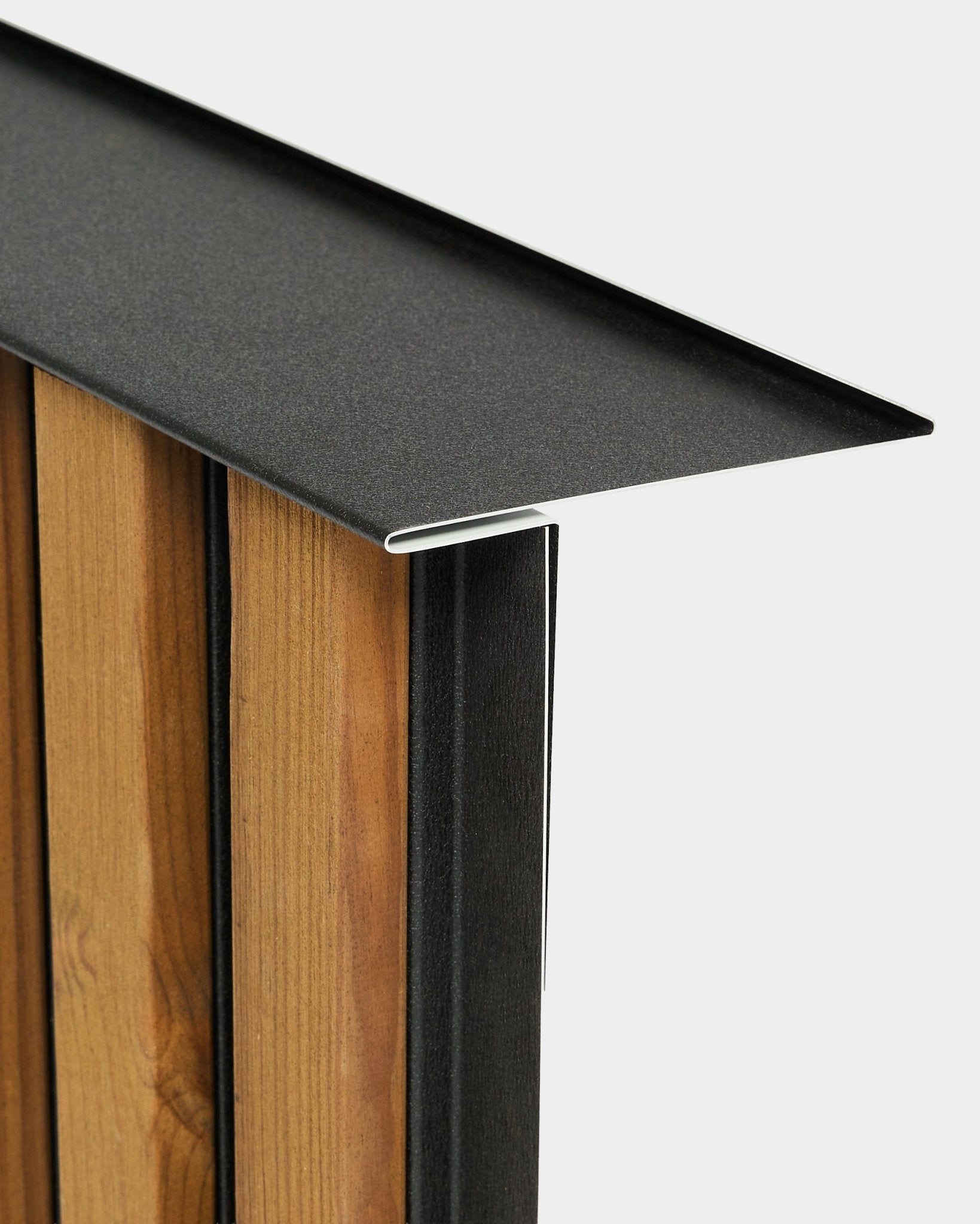 Närbild av WoodUpp Aluwood monteringsprofil för fasadpanel (240 cm), monterad på vertical ribbor, med fokus på detaljer och finish mot vit bakgrund.