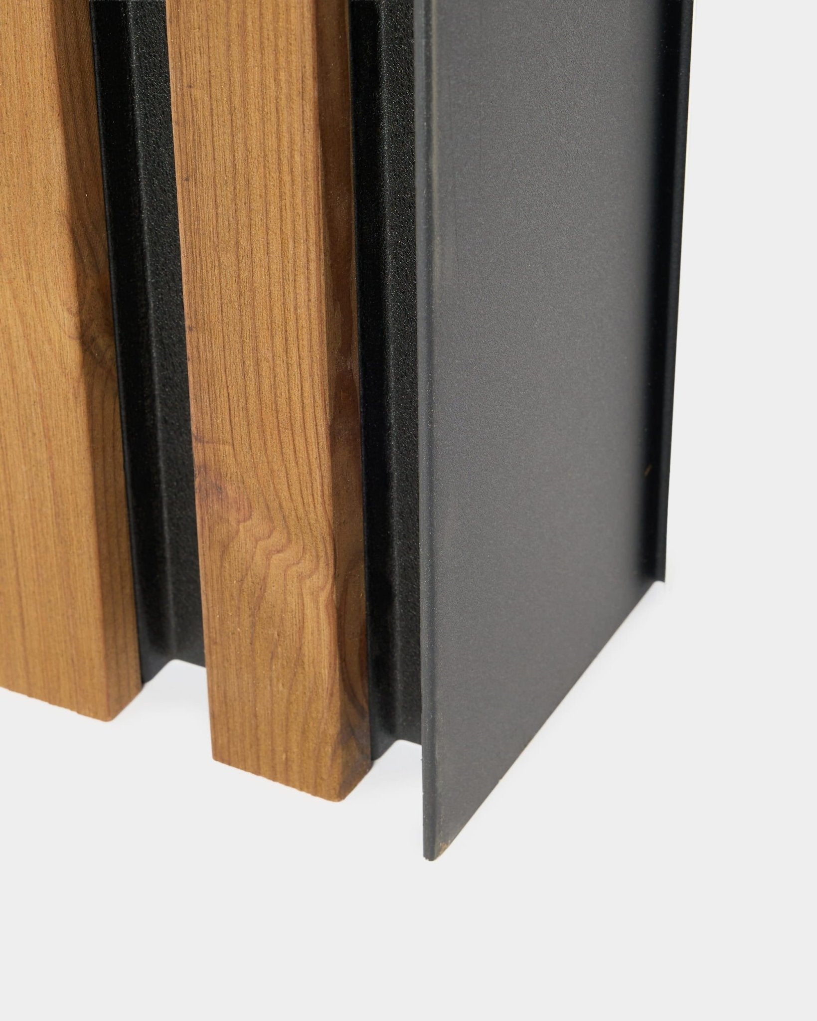 Närbild av WoodUpp Aluwood fasadpanel, 240 cm, med vertical trälameller och en mörk pulverlackerad aluminiumprofil för utomhusmontering.