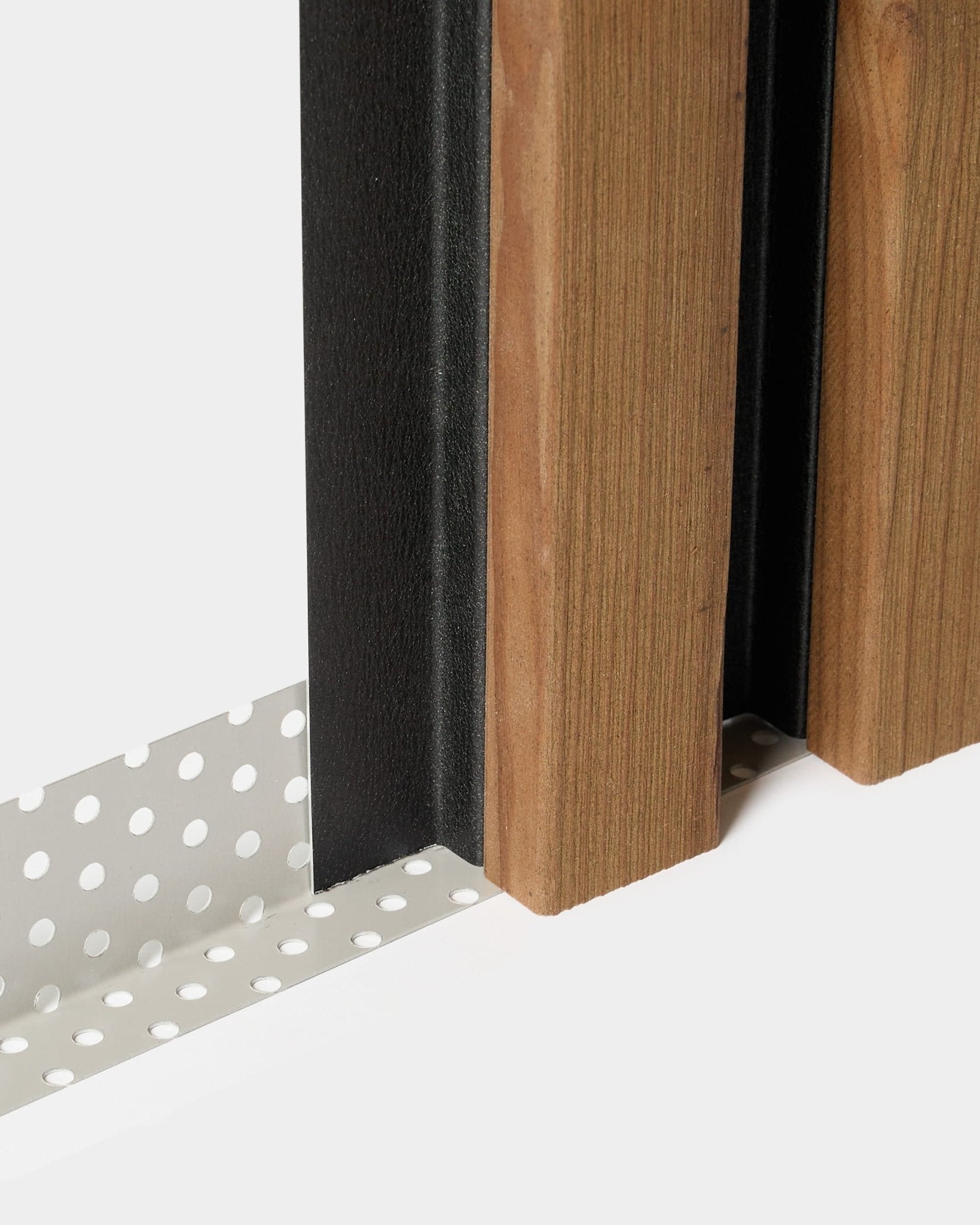 Närbild av WoodUpp Aluwood-installation: insektsnät på 240 cm bredvid träfasadribbor i vertical och en panel i black mot vit bakgrund.