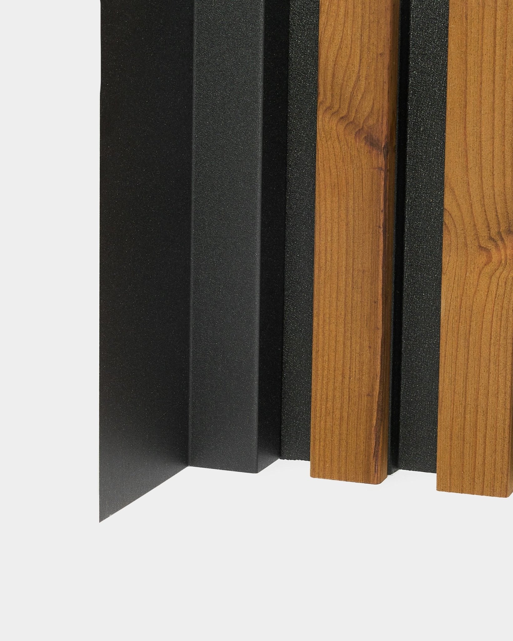 Närbild av installation av WoodUpp Aluwood fasadpanel, som visar vertical black och trälameller med en 240 cm aluminiumprofil för ändhörn.