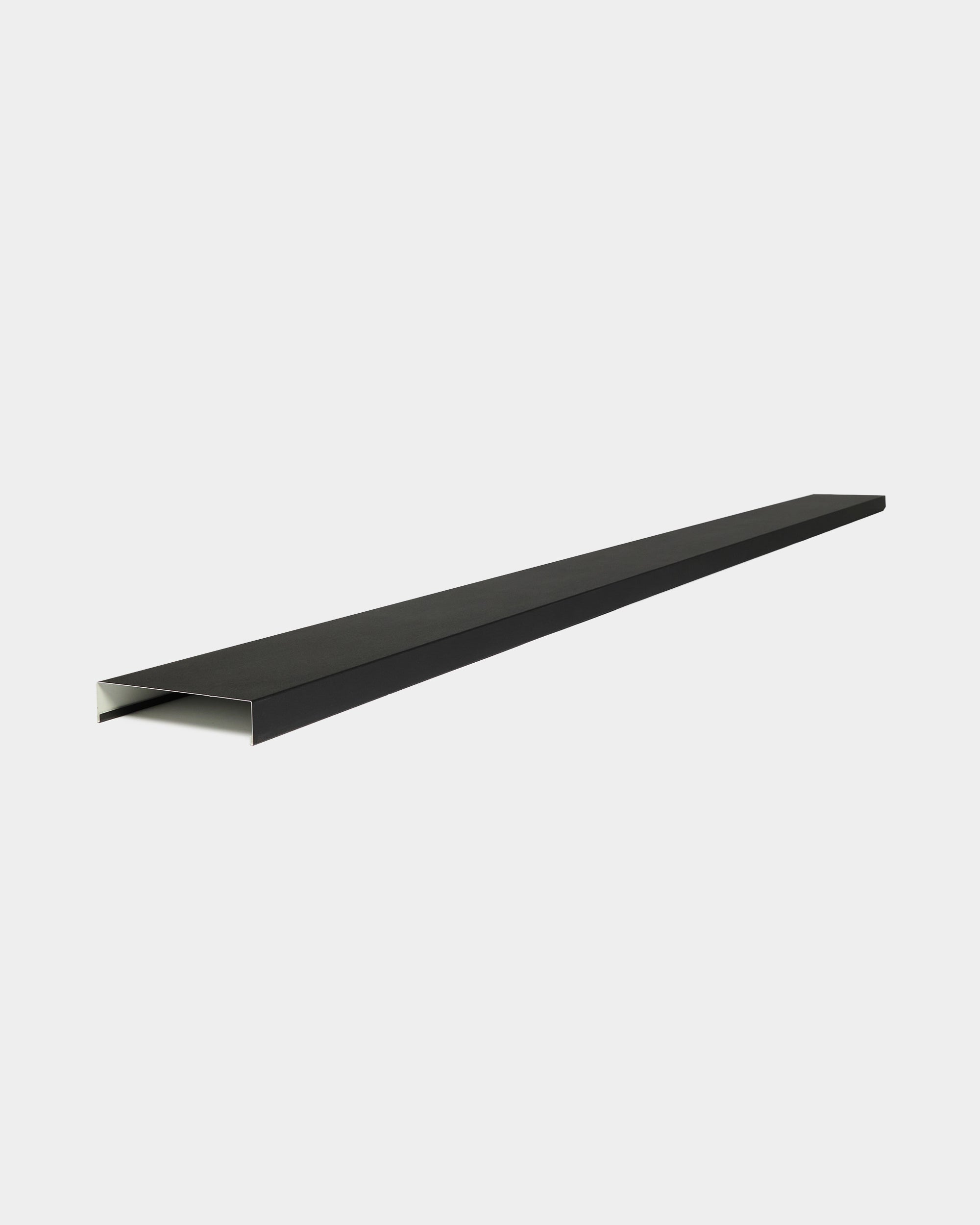 WoodUpp Aluwood Level fasadpanelens väggavtäckning, 240 cm x 20 cm, i pulverlackerad aluminium black med öppen botten, visad mot en enkel vit bakgrund.