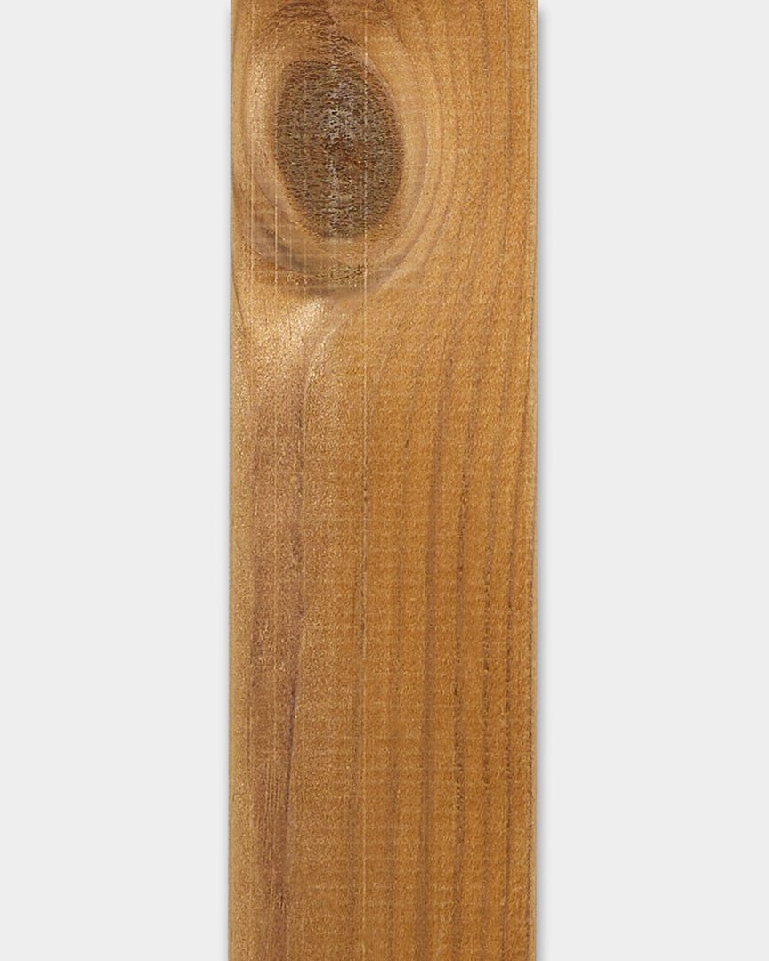 Aluwood brown fasadpanel från WoodUpp, 240x4x1.8 cm, med synliga kvistar och naturlig ådring, visad mot en vit bakgrund.