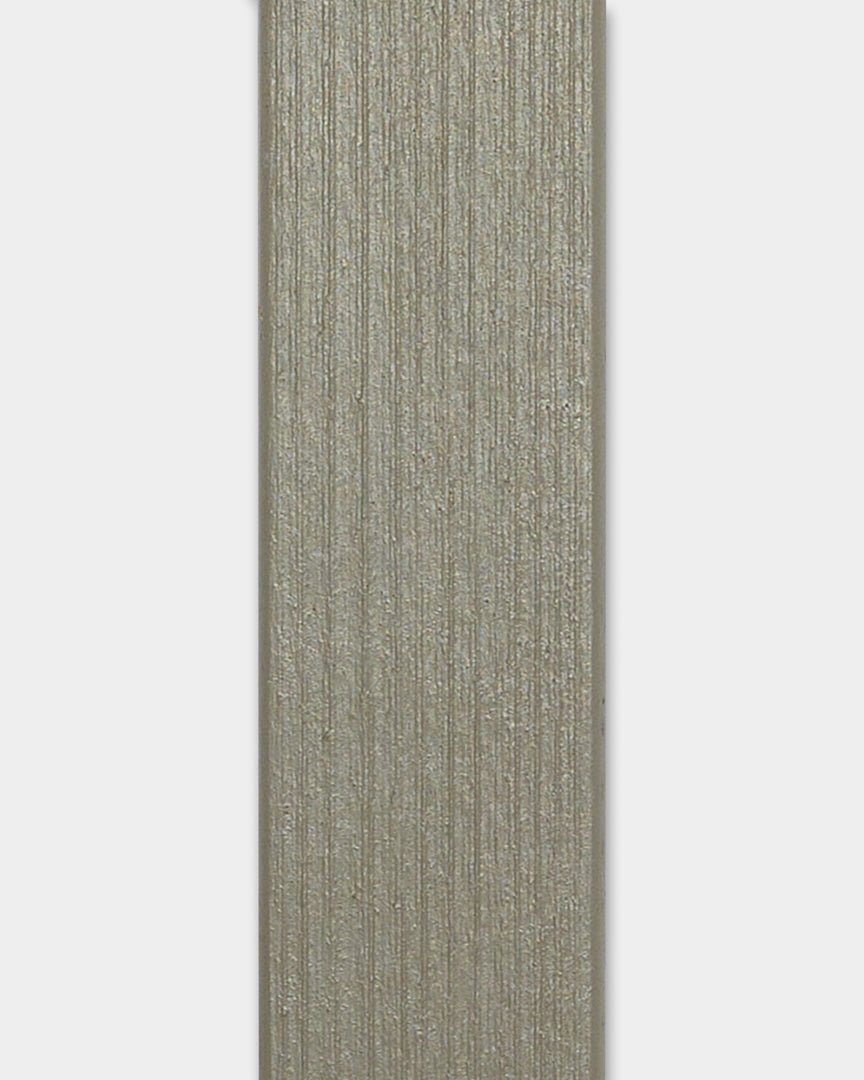 WoodUpp Aluwood Grey Lamella fasadpanel, 240 x 4 x 1,8 cm, med vertical spår och en enfärgat vit bakgrund, utformad för montering på utvändiga hörn.