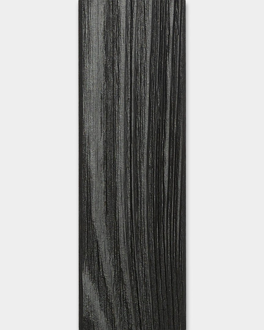 WoodUpp Aluwood Black Lamella fasadpanel (240 x 4 x 1.8 cm) med texturerad yta, utformad för att täcka yttre vägghörn.