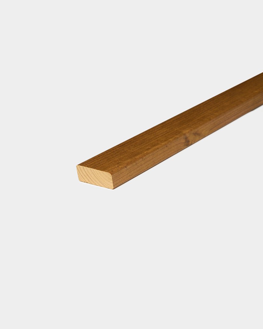 WoodUpp Aluwood Oiled Brown fasadlamell (240 x 4 x 1.8 cm) visad som en utvändig hörndel med slät finish mot vit bakgrund.