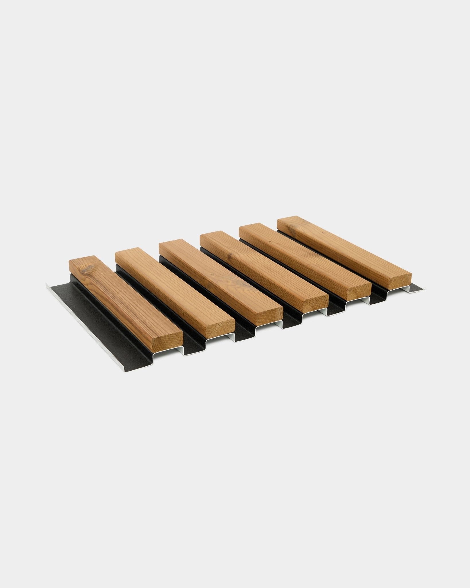 Aluwood fasadpanelprov från WoodUpp, brown finish, 45,7 x 27 cm, med växelvisa trälameller och black metallremsor mot en vit bakgrund.