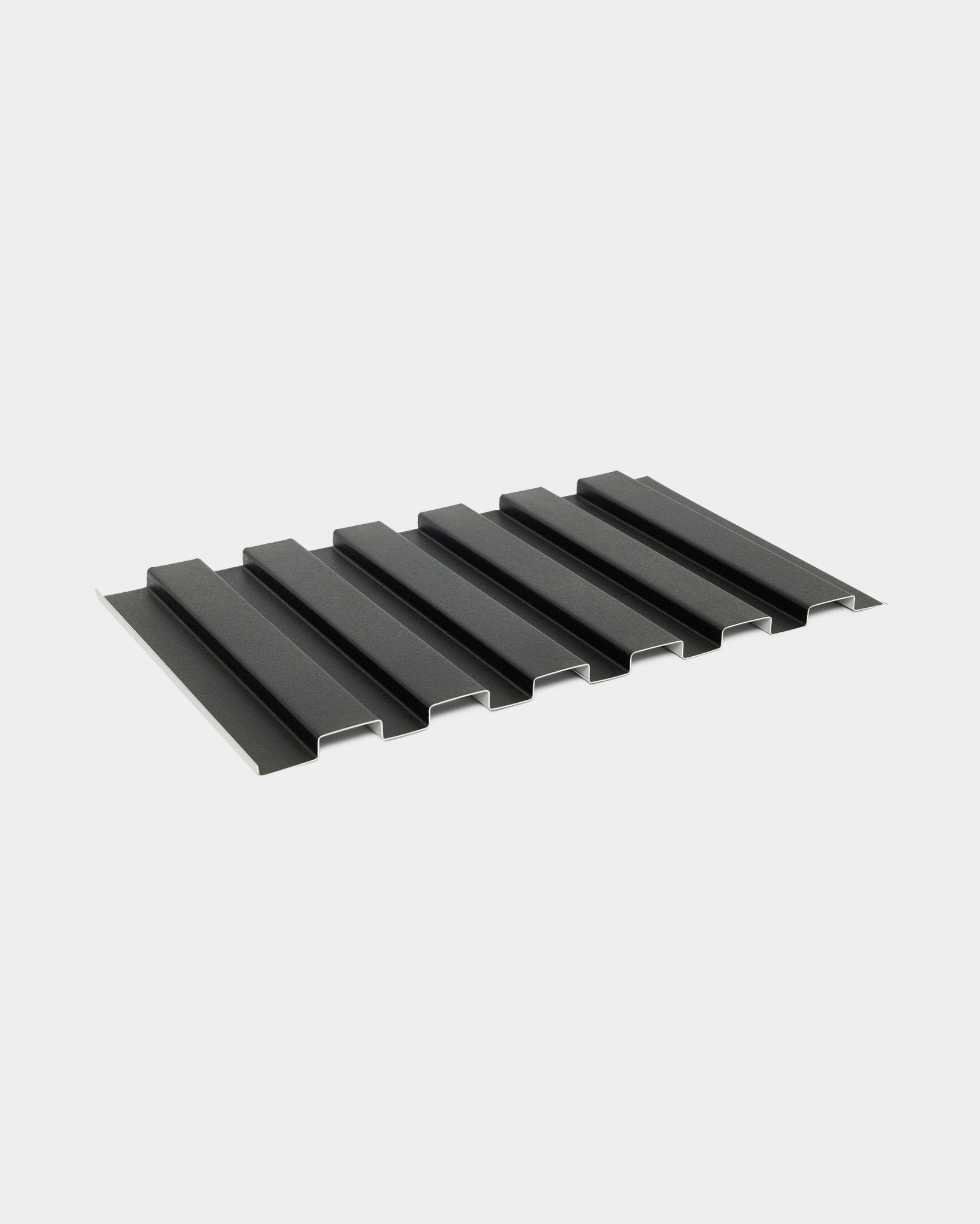 WoodUpp Aluwood utomhus fasadpanelprov, enkel stil i black aluminium, 45,7 x 27 cm, med korrugerad vågformad design mot en vit bakgrund.