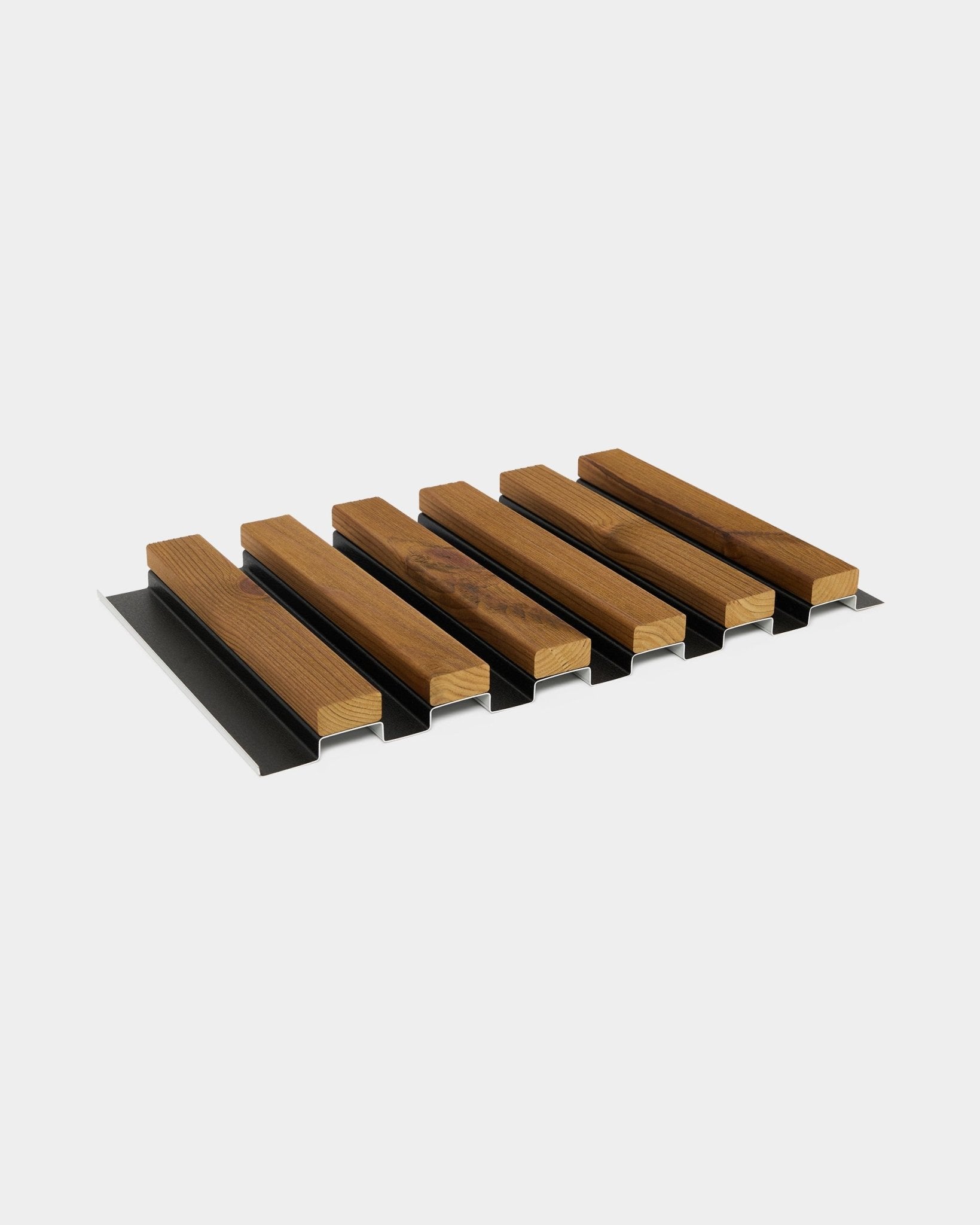 WoodUpp Aluwood fasadpanelprov i oljad brown (45,7 x 27 cm), med växelvisa trälameller och black remsor för akustisk prestanda.