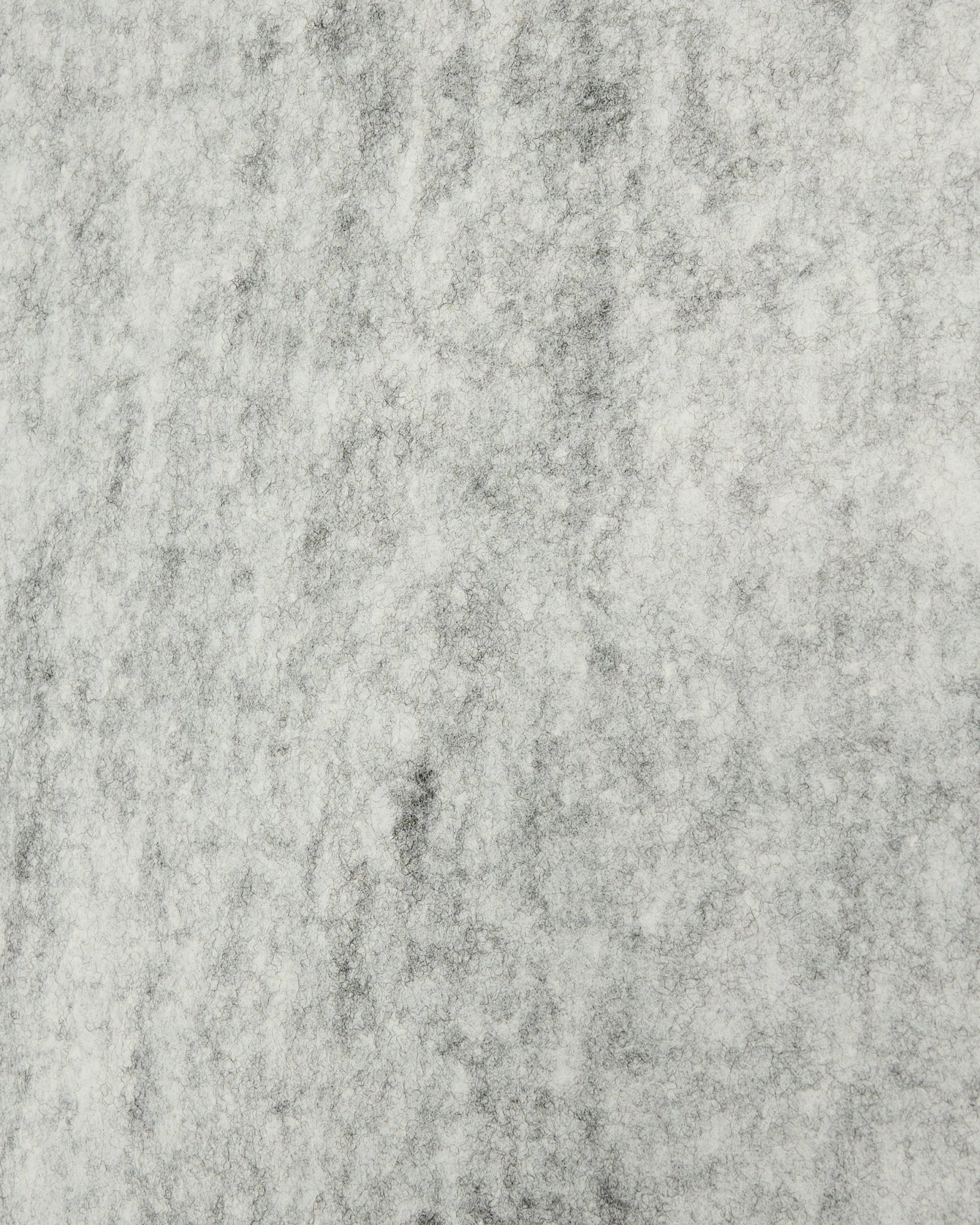 Detalj av WoodUpp Akupanel monteringstillbehör i grey filt, 240,1 x 59,8 cm, som visar en texturerad, marmorerad yta av återvunnet plastbaserat akustikmaterial.