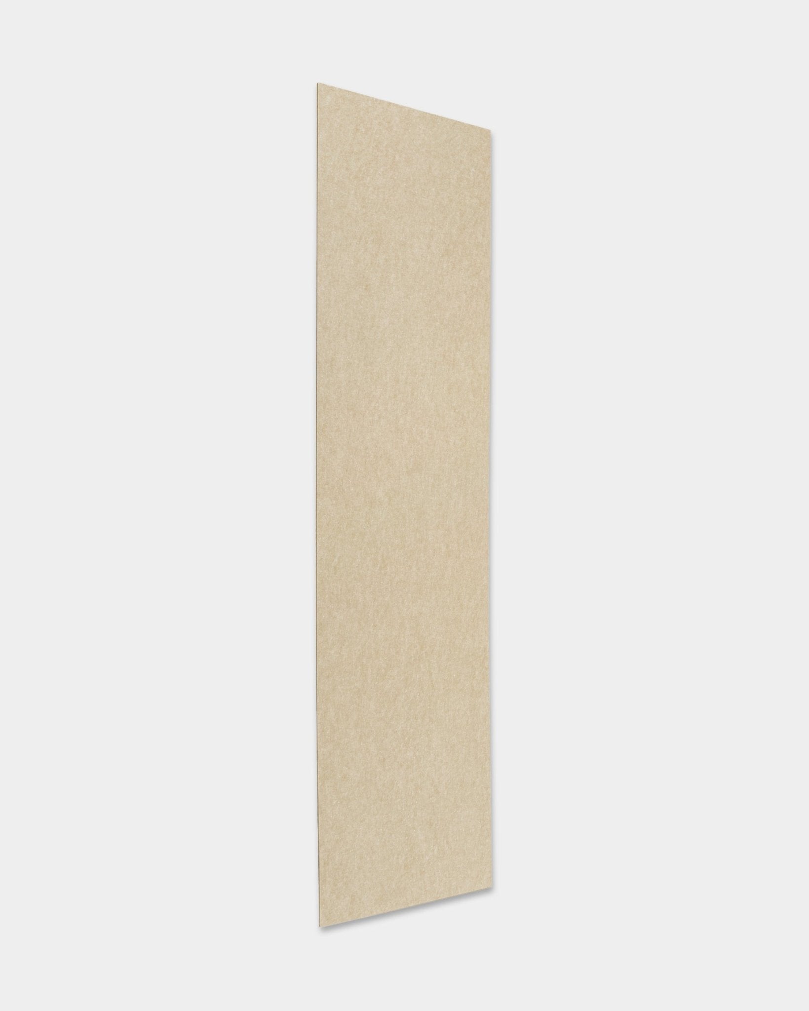 WoodUpp Akupanel akustikpanel i trä med filt/beige-finish (240,1 x 59,8 cm), monterad vertikalt mot en enfärgad ljusgrå bakgrund.