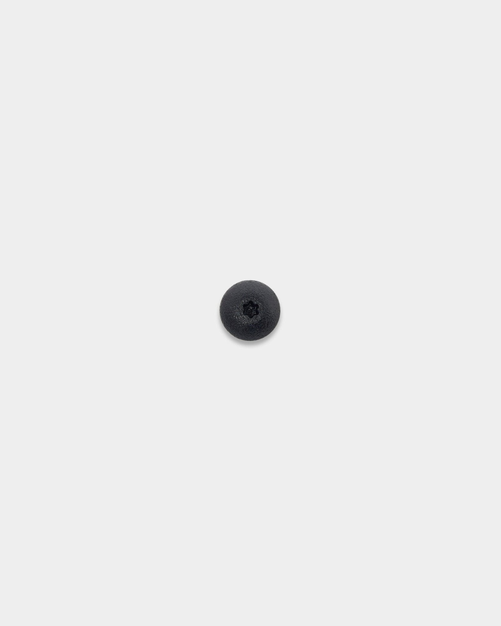 WoodUpp Front Screw for Wood (4,8x35, black, Ø9,5-bricka) centrerad mot en enkel vit bakgrund; tillbehör för Akupanel akustikpaneler.