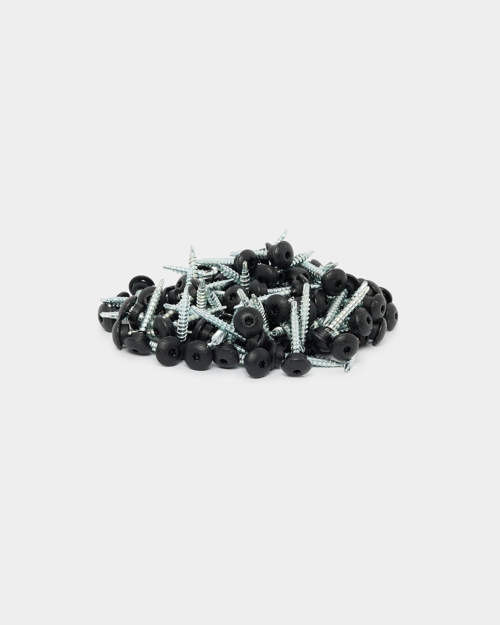 Black 4,8x35 mm WoodUpp frontskruvar med Ø9,5 mm-brickor, 100-pack, utformade för säker montering av Aluwood utomhusfasadpaneler.