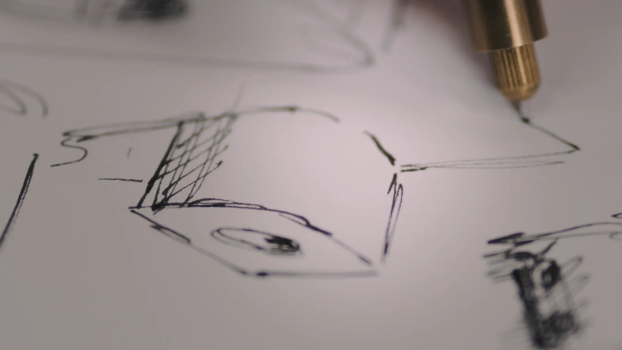 Geometriska linjer i svart tusch bildar abstrakta mönster på vitt papper och för tankarna till den rena, minimalistiska design som återfinns i nordiska Akupanel akustiska träpaneler.