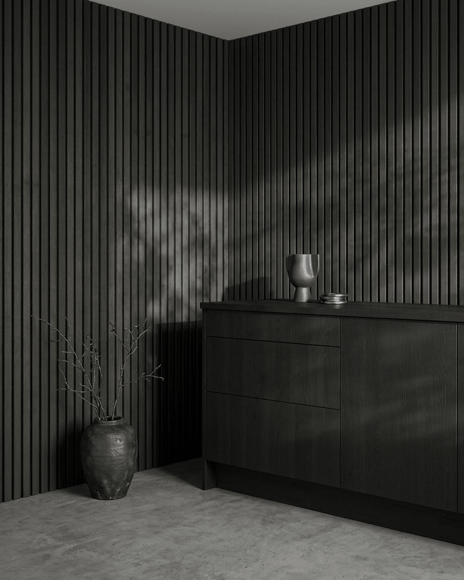 Minimalistiskt rum med WoodUpp Akupanel Akustikpanel i Black ask och black filt, kompletterat med skandinaviska inredningsdetaljer och keramiska accenter.