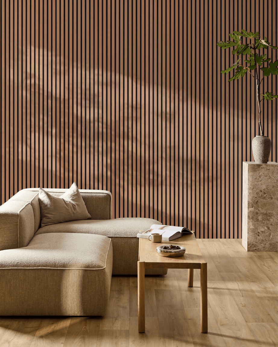 Minimalistiskt vardagsrum med beige soffa, soffbord i trä, växt på piedestal i sten och WoodUpp Akupanel Akustikpanel i Clay på väggen.