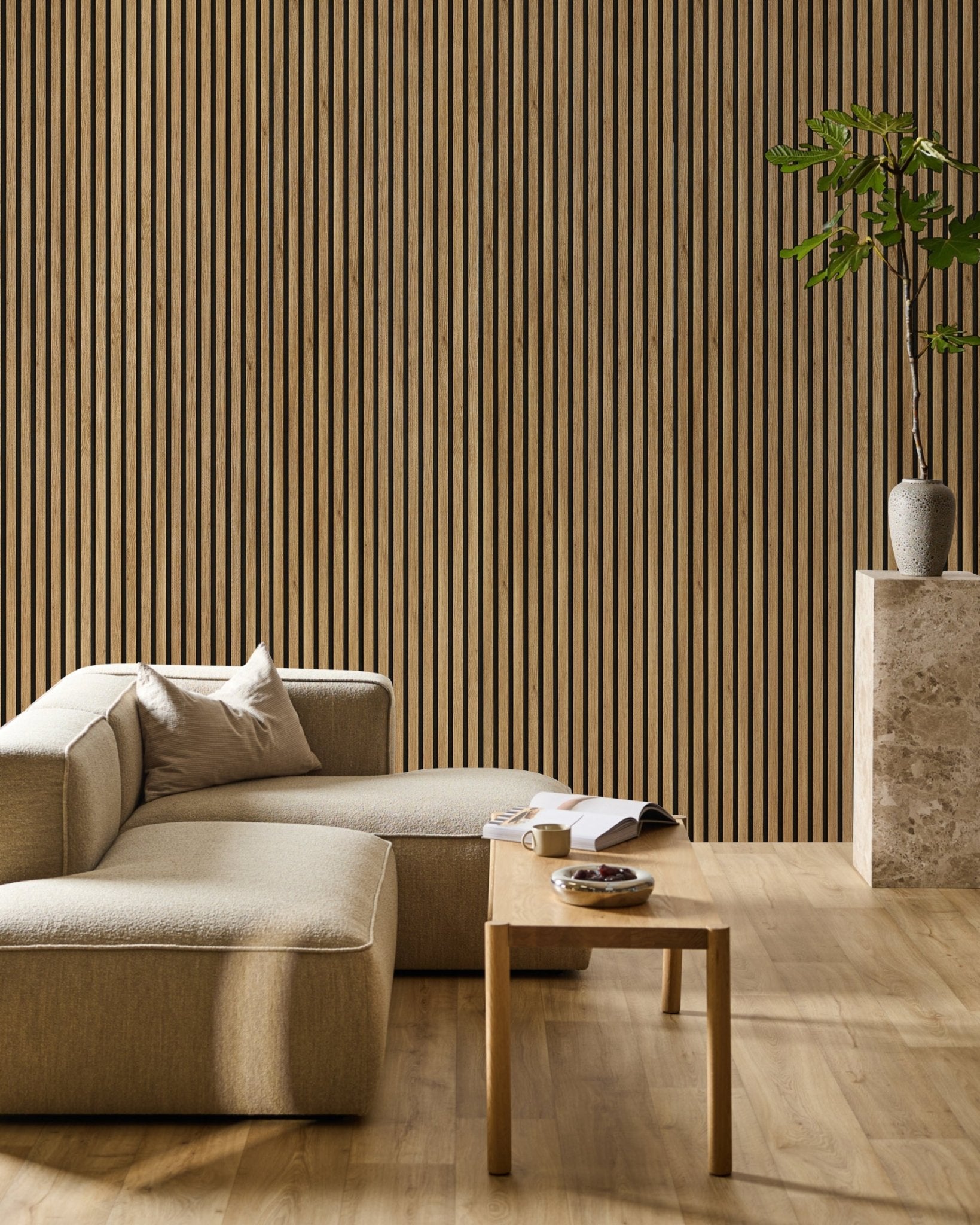 Minimalistiskt vardagsrum med en beige-soffa, soffbord i trä, växt och en WoodUpp Akupanel Essential Akustikpanel i English Oak (240x60 cm) som fondvägg.