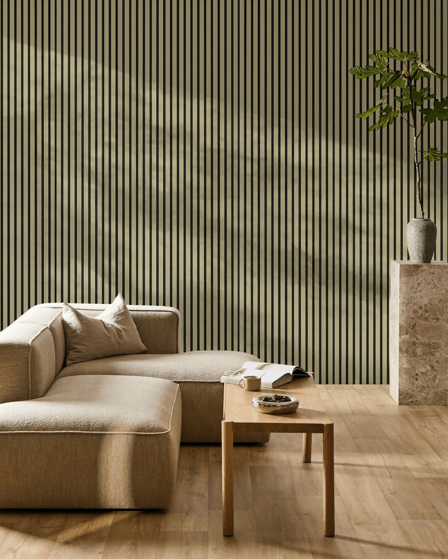 Minimalistiskt vardagsrum med en beige modulsoffa, soffbord i trä, krukväxt på piedestal i sten och en WoodUpp Akupanel moss vägg i akustiska träpaneler.