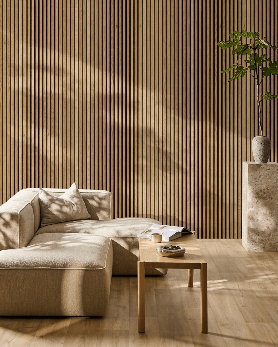 Vardagsrum i skandinavisk stil med en beige soffsektion, WoodUpp Akupanel Akustikpanel i Rustic Brown Oak på väggen, small träbord och en hög växt.