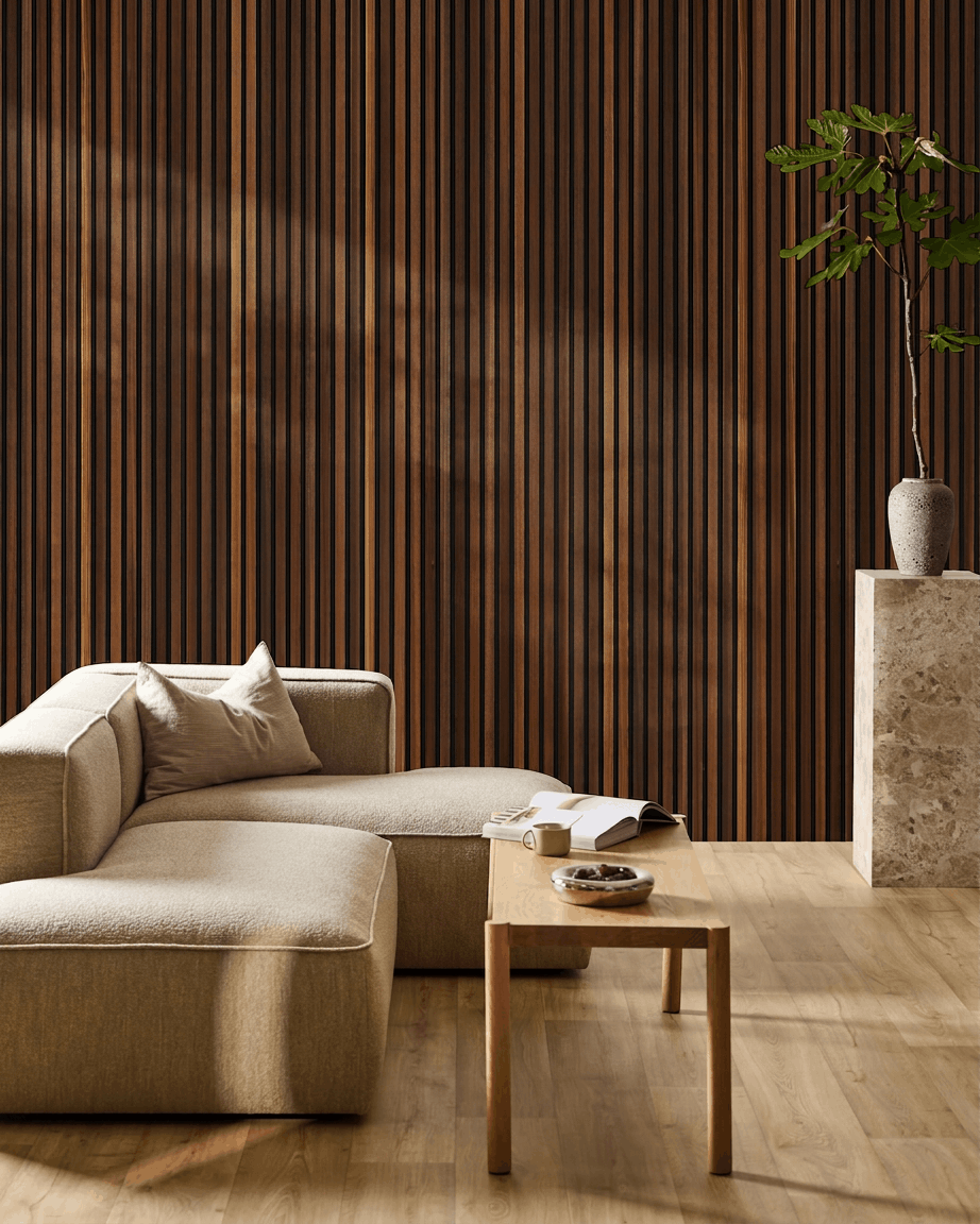Minimalistiskt vardagsrum med en beige soffa, soffbord med en öppen bok, hög växt och WoodUpp Akupanel akustikpanel i trä i smoked larch på väggen.