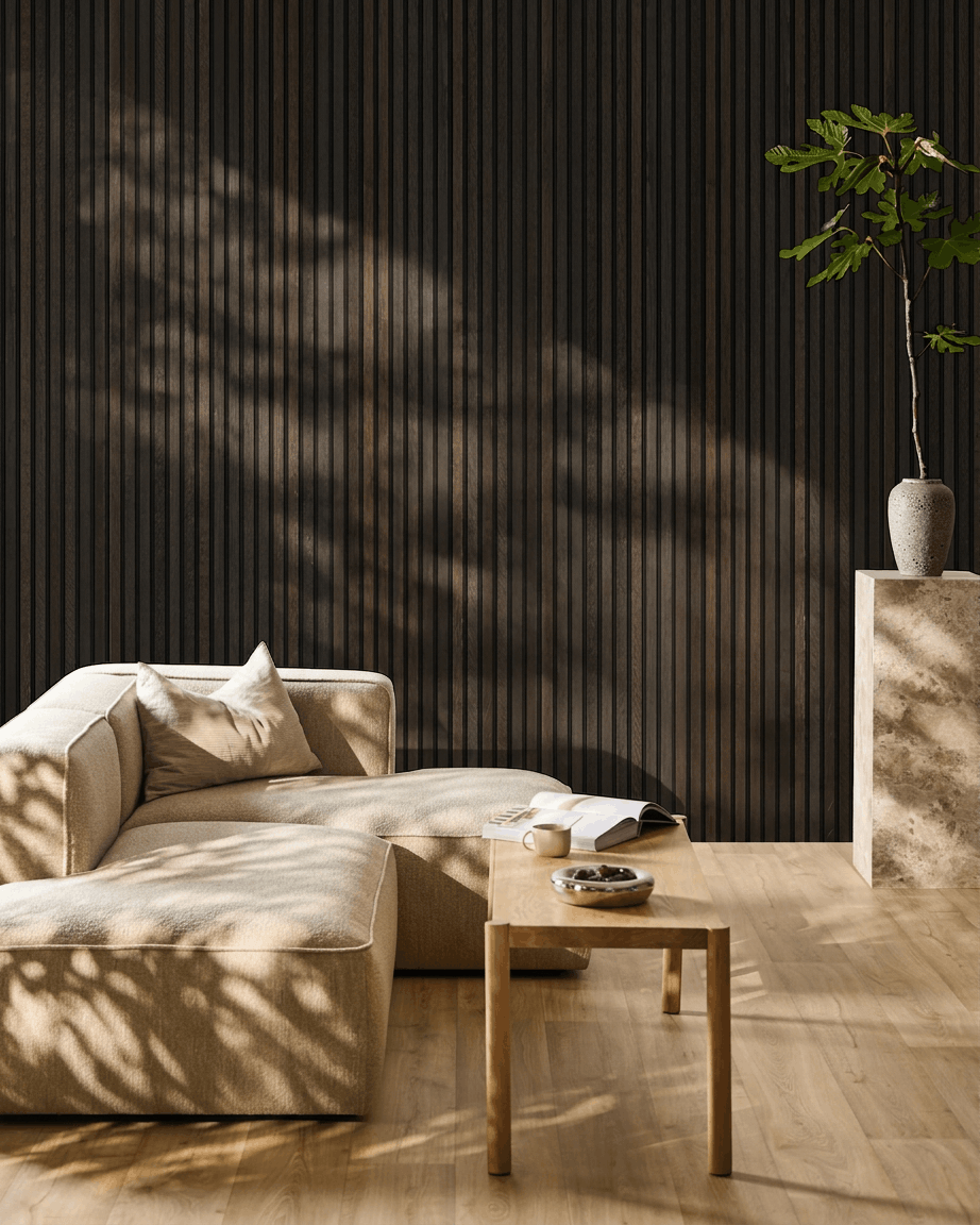 Minimalistiskt vardagsrum med en beige soffa, träbord och växt; med WoodUpp Akupanel Akustikpanel i Rustic Smoked Oak på väggen.